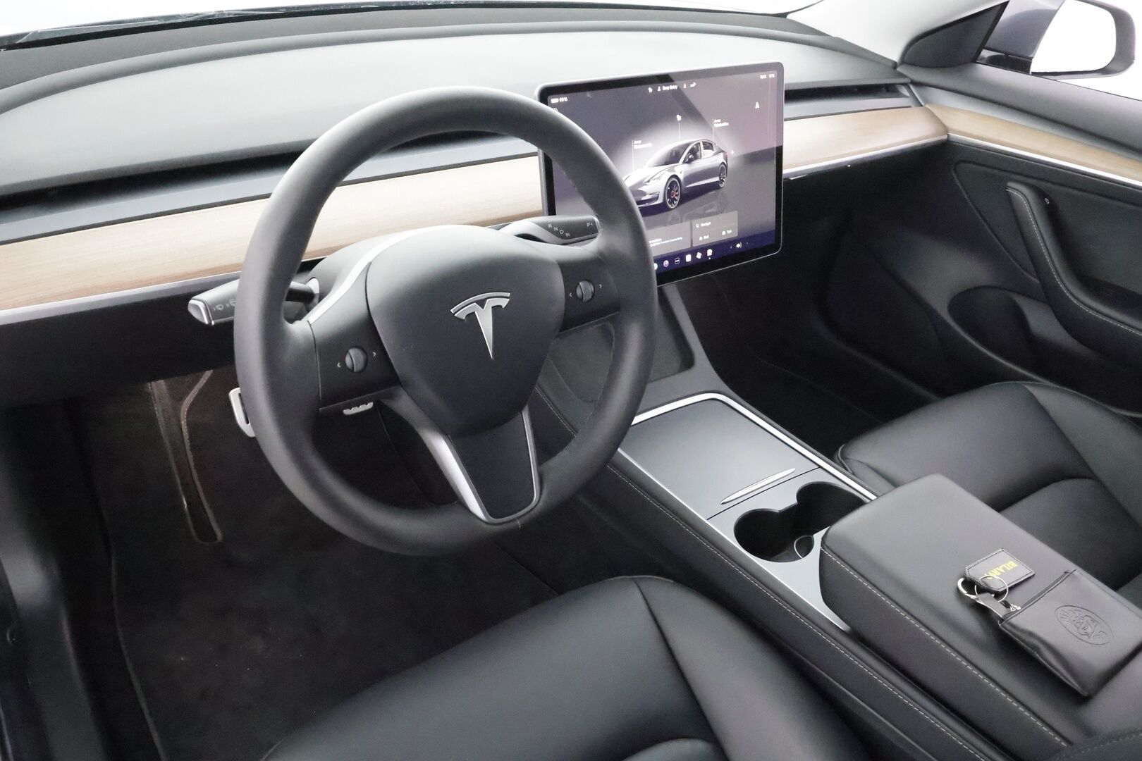 TESLA MODEL 3 2023 Performance * ILP / ACC / Lasikatto / Premium Audio / P.Kamera / Matrix-LED / Muistipenkki / Kaistavahti * - Akku kuntotarkastettu / 2x Latauskaapelit / Kahdet renkaat aluvanteilla