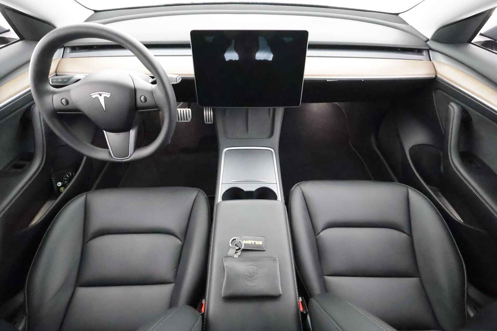 TESLA MODEL 3 2023 Performance * ILP / ACC / Lasikatto / Premium Audio / P.Kamera / Matrix-LED / Muistipenkki / Kaistavahti * - Akku kuntotarkastettu / 2x Latauskaapelit / Kahdet renkaat aluvanteilla