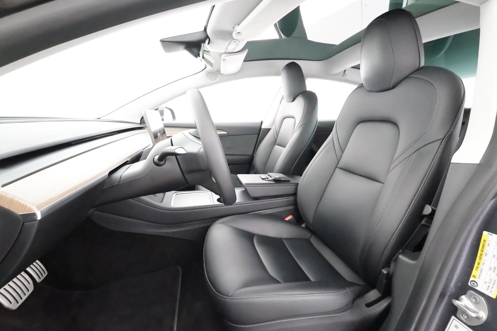 TESLA MODEL 3 2023 Performance * ILP / ACC / Lasikatto / Premium Audio / P.Kamera / Matrix-LED / Muistipenkki / Kaistavahti * - Akku kuntotarkastettu / 2x Latauskaapelit / Kahdet renkaat aluvanteilla