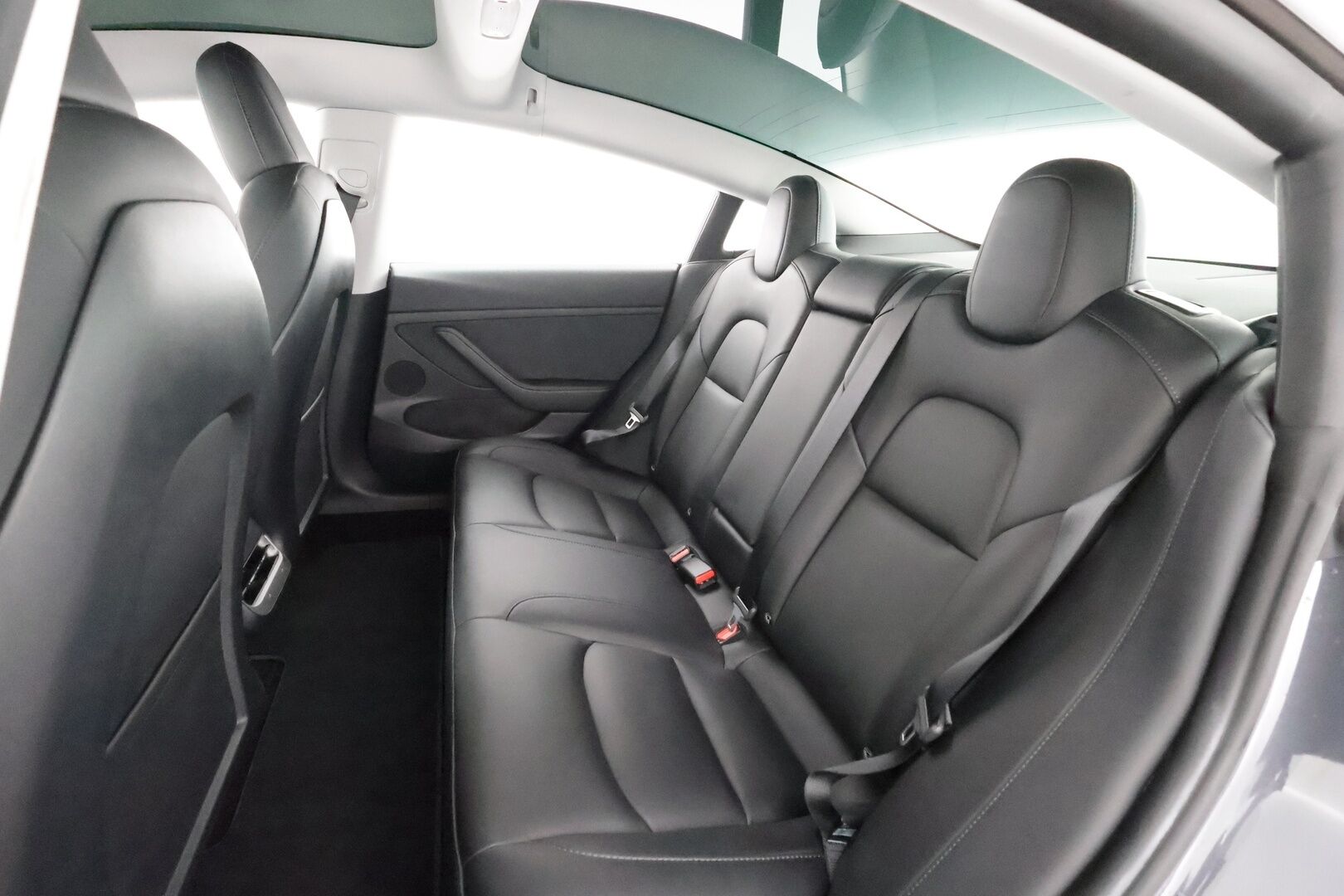 TESLA MODEL 3 2023 Performance * ILP / ACC / Lasikatto / Premium Audio / P.Kamera / Matrix-LED / Muistipenkki / Kaistavahti * - Akku kuntotarkastettu / 2x Latauskaapelit / Kahdet renkaat aluvanteilla