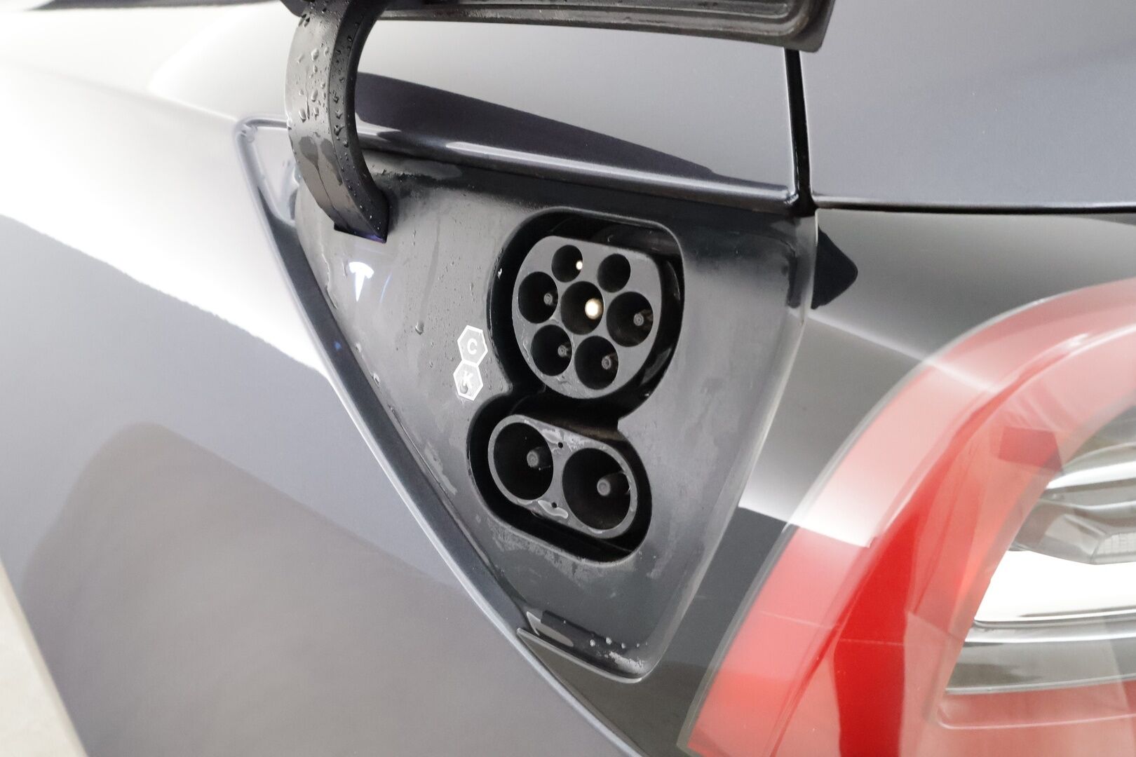 TESLA MODEL 3 2023 Performance * ILP / ACC / Lasikatto / Premium Audio / P.Kamera / Matrix-LED / Muistipenkki / Kaistavahti * - Akku kuntotarkastettu / 2x Latauskaapelit / Kahdet renkaat aluvanteilla