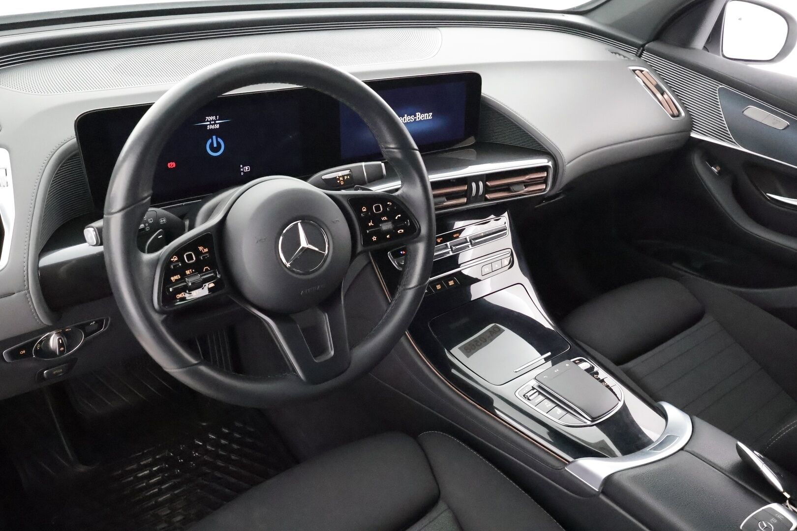 MERCEDES-BENZ EQC 2022 400 4Matic * Distronic+ / Koukku / P.kamera / Lisälämmitin /  Sporttipenkit / Widescreen / keyless * - Akku kuntotarkastettu SoH 97,3% / 2x Lataus / Kahdet Renkaat