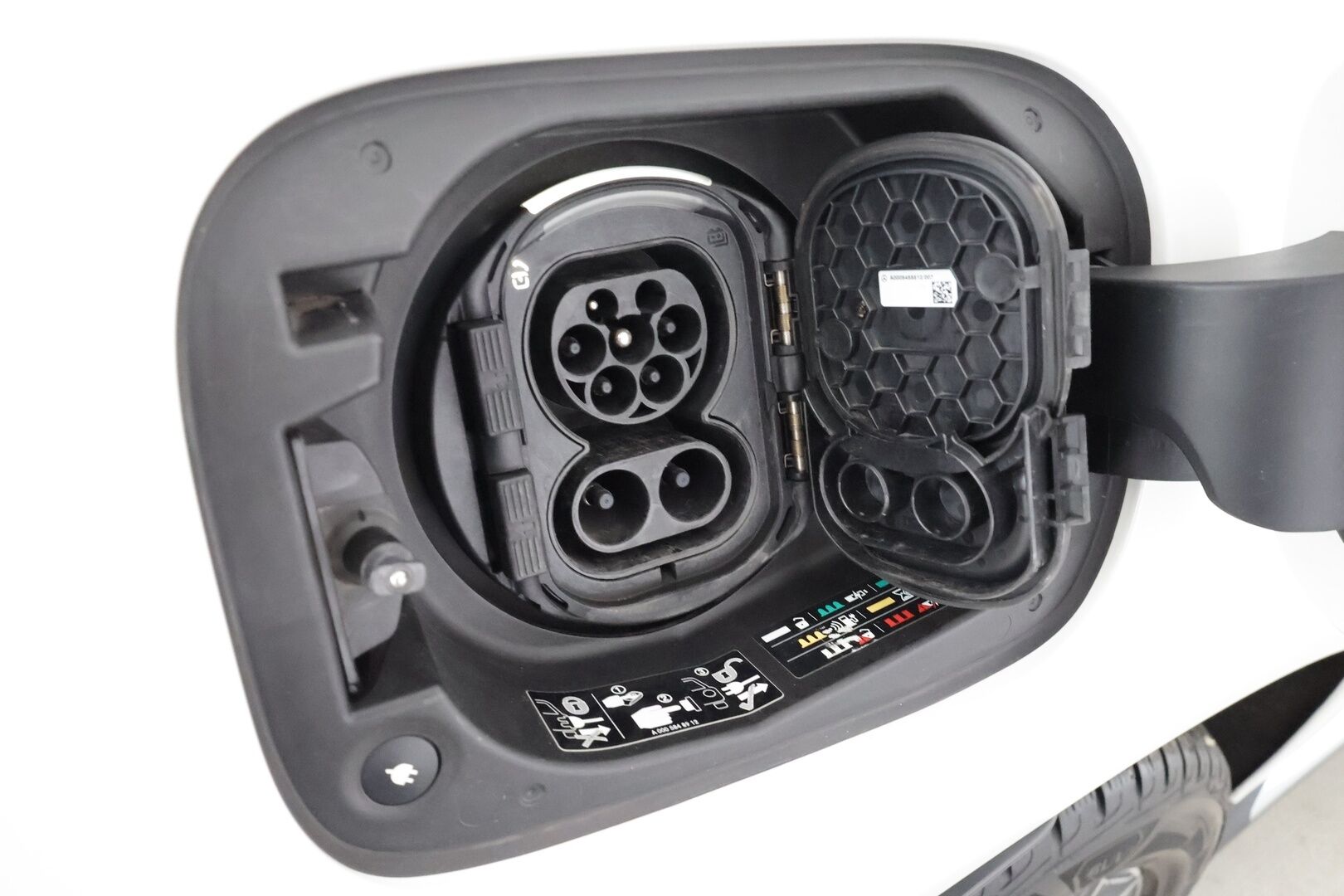 MERCEDES-BENZ EQC 2022 400 4Matic * Distronic+ / Koukku / P.kamera / Lisälämmitin /  Sporttipenkit / Widescreen / keyless * - Akku kuntotarkastettu SoH 97,3% / 2x Lataus / Kahdet Renkaat