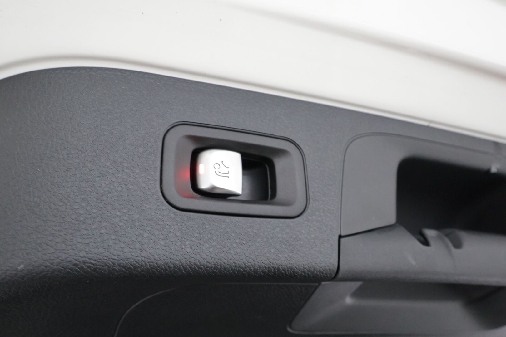 MERCEDES-BENZ EQC 2022 400 4Matic * Distronic+ / Koukku / P.kamera / Lisälämmitin /  Sporttipenkit / Widescreen / keyless * - Akku kuntotarkastettu SoH 97,3% / 2x Lataus / Kahdet Renkaat