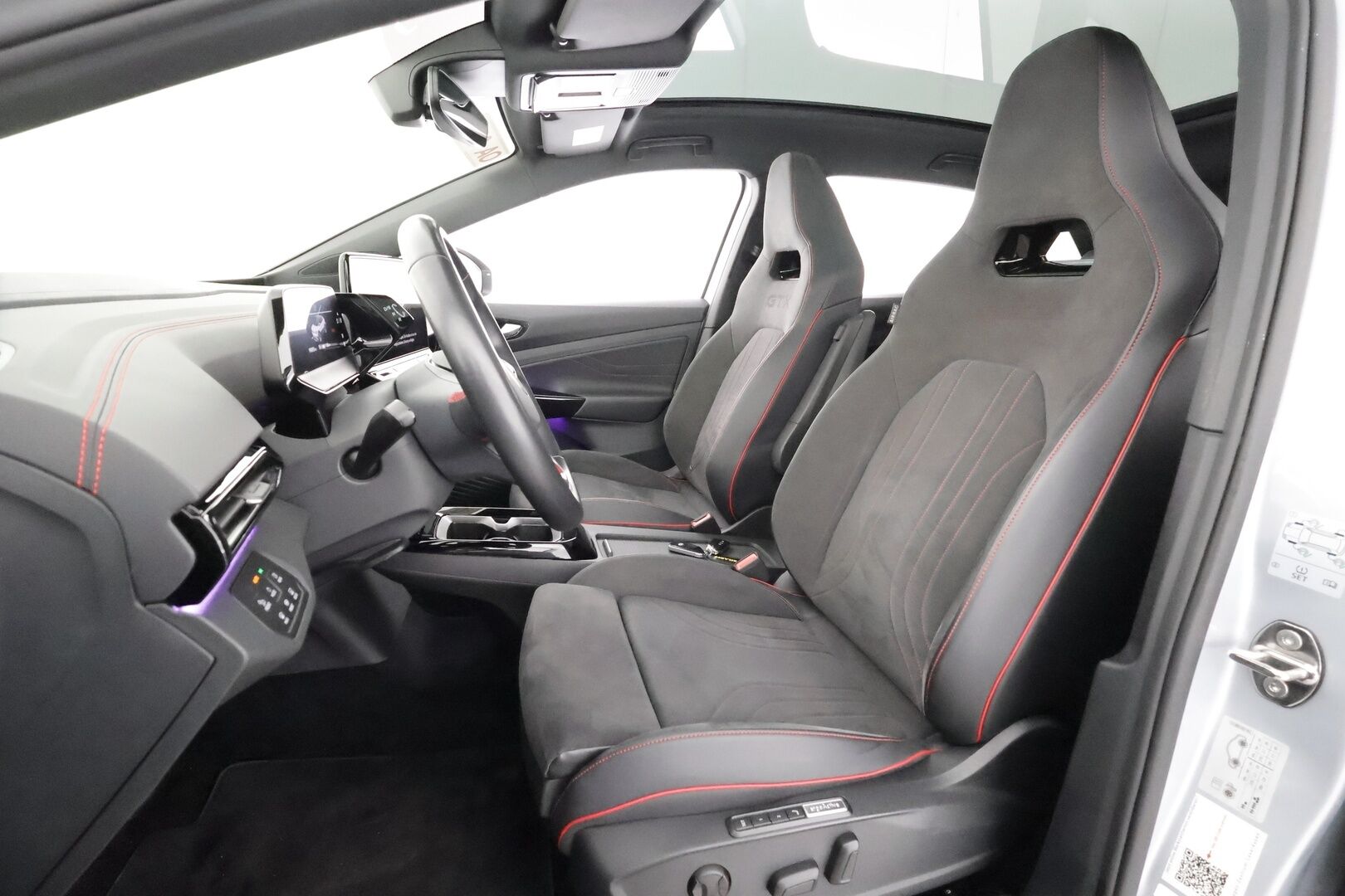 VOLKSWAGEN ID.4 2023 GTX Dual Motor AWD * HUD / Koukku / ILP / ACC / Matrix-LED / Koukku / Lasikatto / P.Kamera * - Hierovat Sportpenkit Muistilla / Merkkihuollot / Akku kuntotarkastettu / Kahdet renkaat aluvanteilla