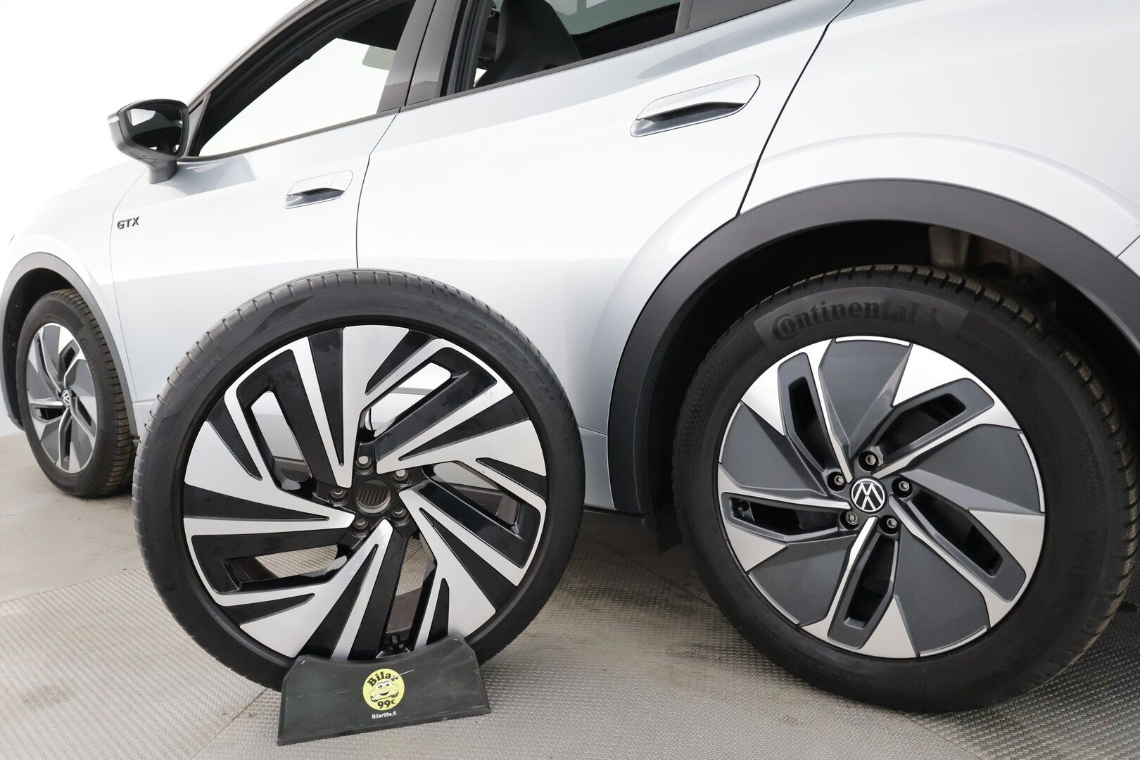 VOLKSWAGEN ID.4 2023 GTX Dual Motor AWD * HUD / Koukku / ILP / ACC / Matrix-LED / Koukku / Lasikatto / P.Kamera * - Hierovat Sportpenkit Muistilla / Merkkihuollot / Akku kuntotarkastettu / Kahdet renkaat aluvanteilla