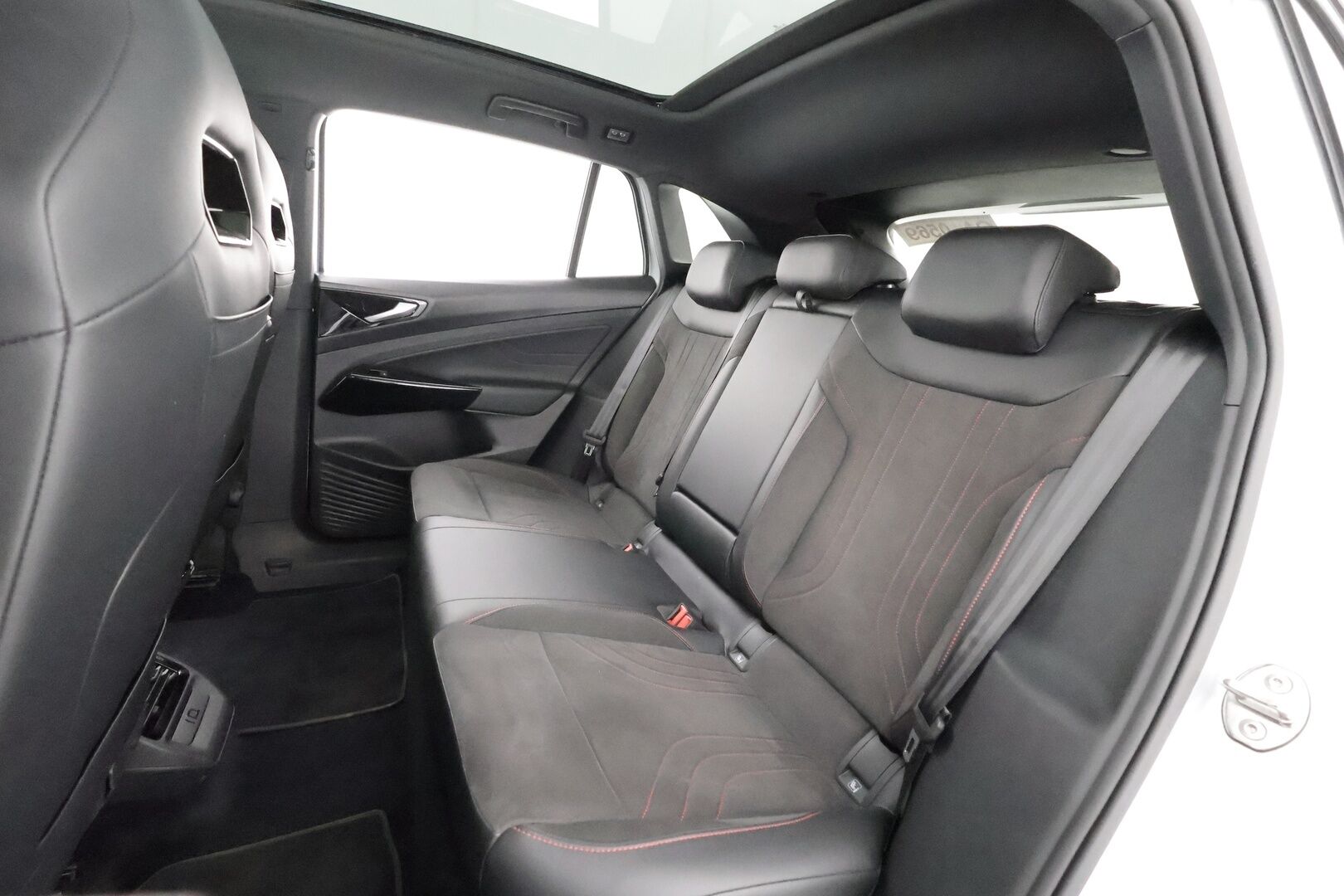 VOLKSWAGEN ID.4 2023 GTX Dual Motor AWD * HUD / Koukku / ILP / ACC / Matrix-LED / Koukku / Lasikatto / P.Kamera * - Hierovat Sportpenkit Muistilla / Merkkihuollot / Akku kuntotarkastettu / Kahdet renkaat aluvanteilla