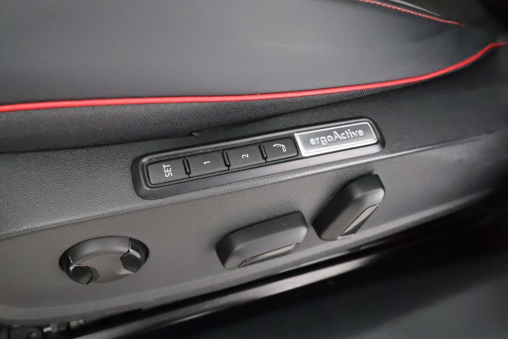 VOLKSWAGEN ID.4 2023 GTX Dual Motor AWD * HUD / Koukku / ILP / ACC / Matrix-LED / Koukku / Lasikatto / P.Kamera * - Hierovat Sportpenkit Muistilla / Merkkihuollot / Akku kuntotarkastettu / Kahdet renkaat aluvanteilla