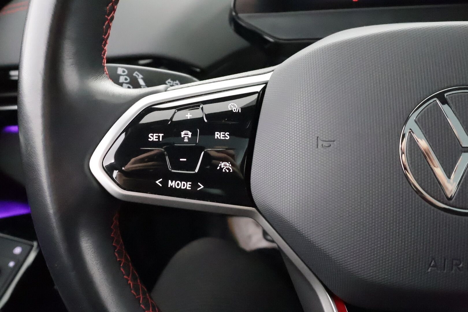 VOLKSWAGEN ID.4 2023 GTX Dual Motor AWD * HUD / Koukku / ILP / ACC / Matrix-LED / Koukku / Lasikatto / P.Kamera * - Hierovat Sportpenkit Muistilla / Merkkihuollot / Akku kuntotarkastettu / Kahdet renkaat aluvanteilla