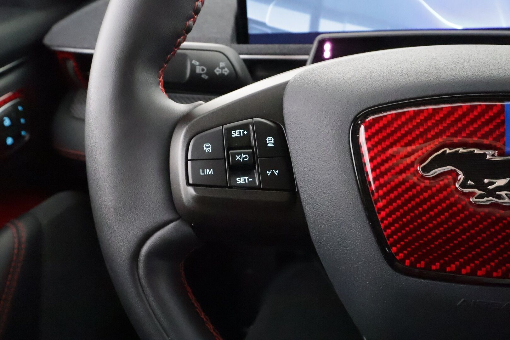 FORD MUSTANG MACH-E 2022 351hv AWD Premium * Koukku / ACC / B&O / Lasikatto / Muistipenkki / LED / 360 / Keyless * - Merkkihuollot / Kahdet renkaat aluvanteilla