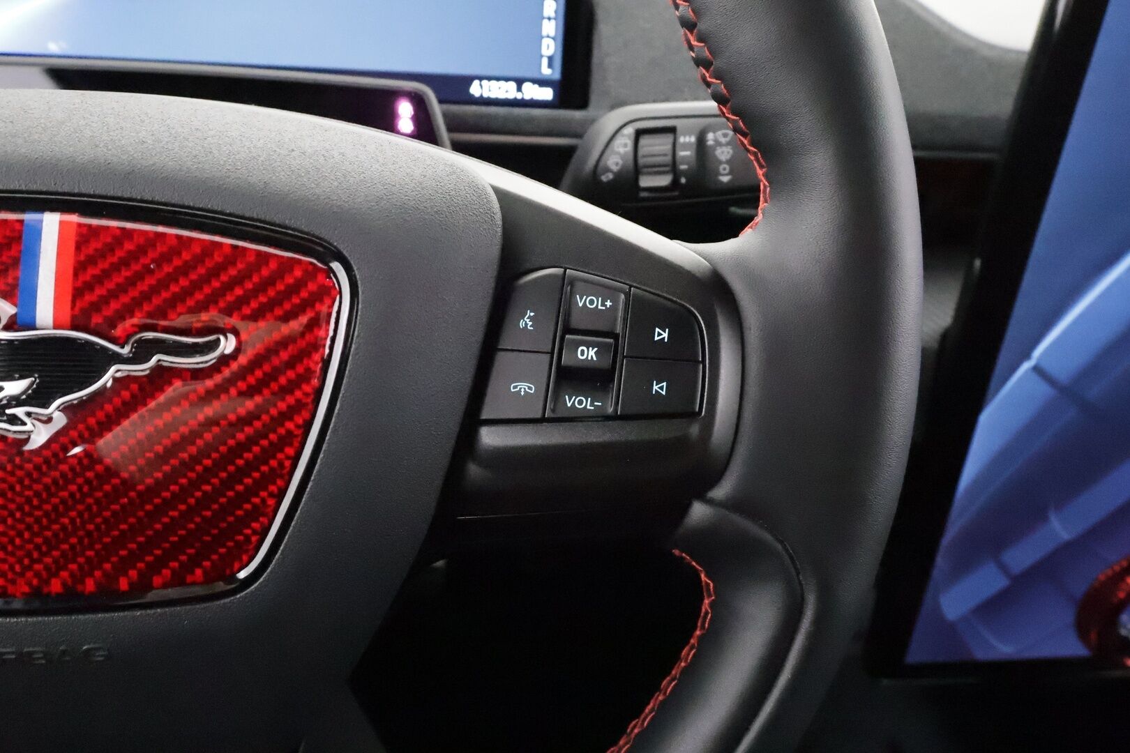 FORD MUSTANG MACH-E 2022 351hv AWD Premium * Koukku / ACC / B&O / Lasikatto / Muistipenkki / LED / 360 / Keyless * - Merkkihuollot / Kahdet renkaat aluvanteilla