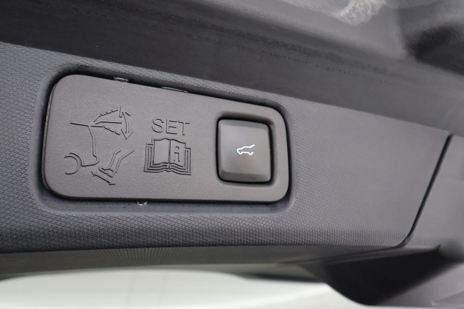 FORD MUSTANG MACH-E 2022 351hv AWD Premium * Koukku / ACC / B&O / Lasikatto / Muistipenkki / LED / 360 / Keyless * - Merkkihuollot / Kahdet renkaat aluvanteilla