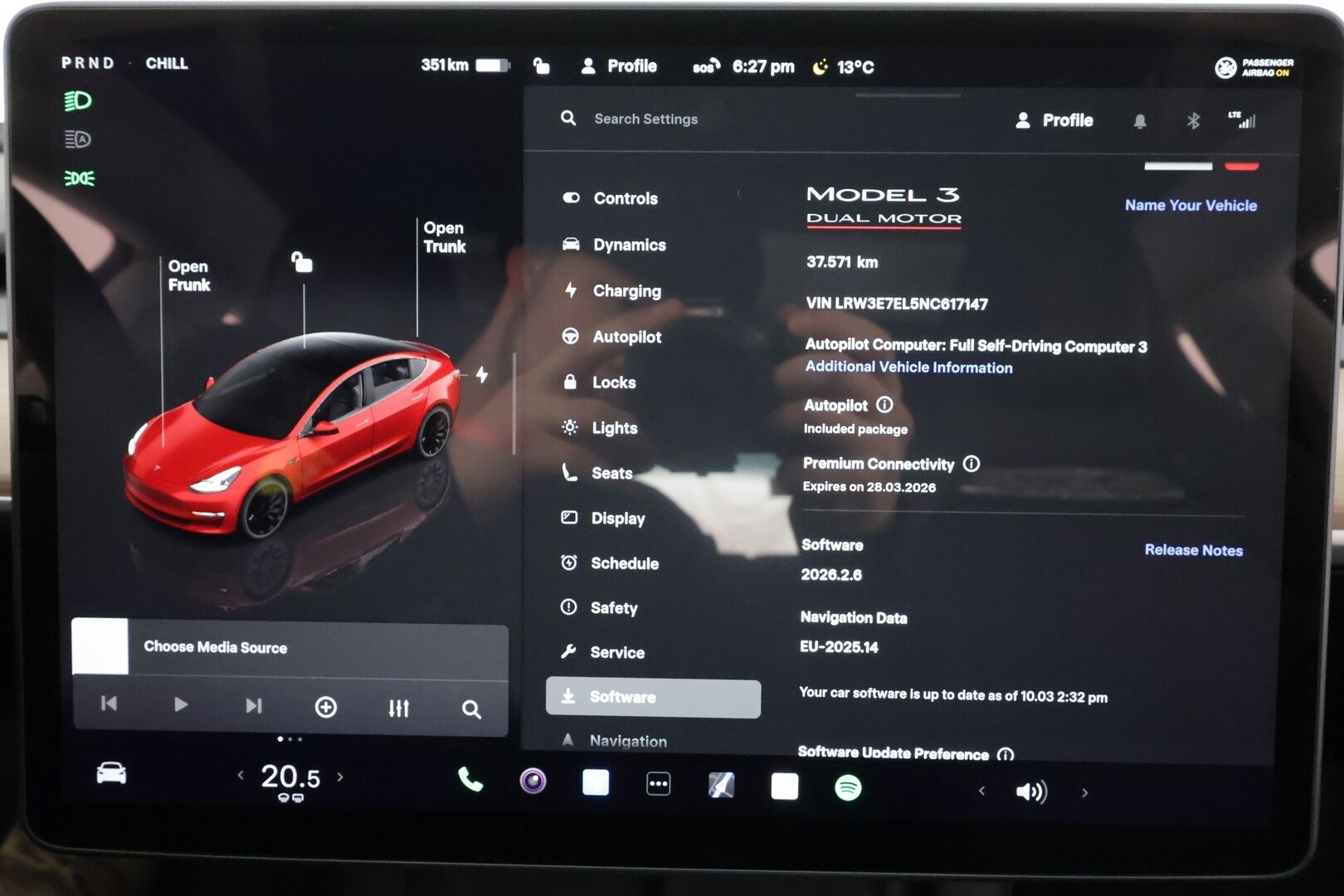 TESLA MODEL 3 2022 Performance Dual Motor * Alusta-sarja / ILP / P.kamera / Matrix LED / Premium Audio / Lasikatto / Mustat nahat * - Kahdet renkaat aluvanteilla