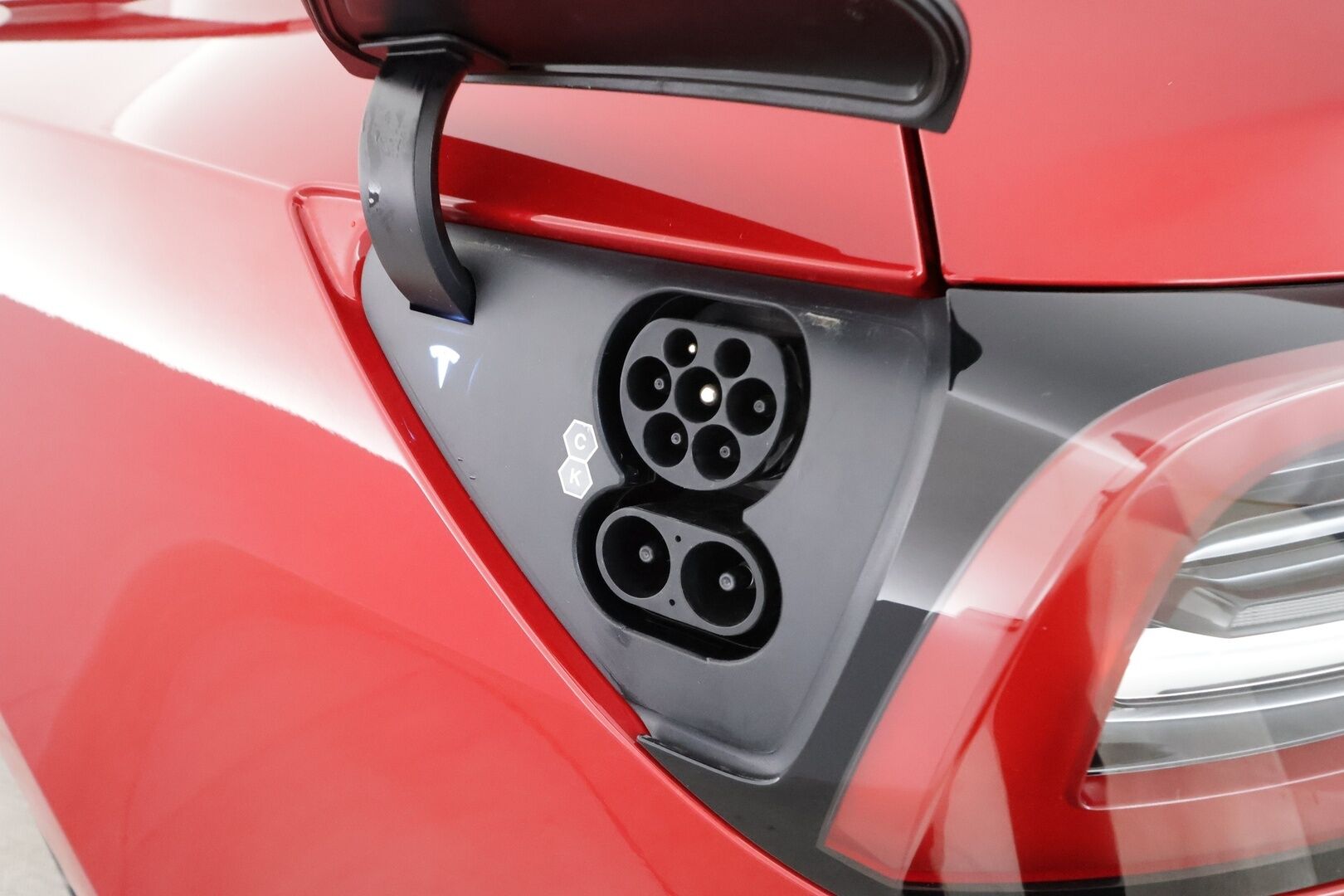 TESLA MODEL 3 2022 Performance Dual Motor * Alusta-sarja / ILP / P.kamera / Matrix LED / Premium Audio / Lasikatto / Mustat nahat * - Kahdet renkaat aluvanteilla