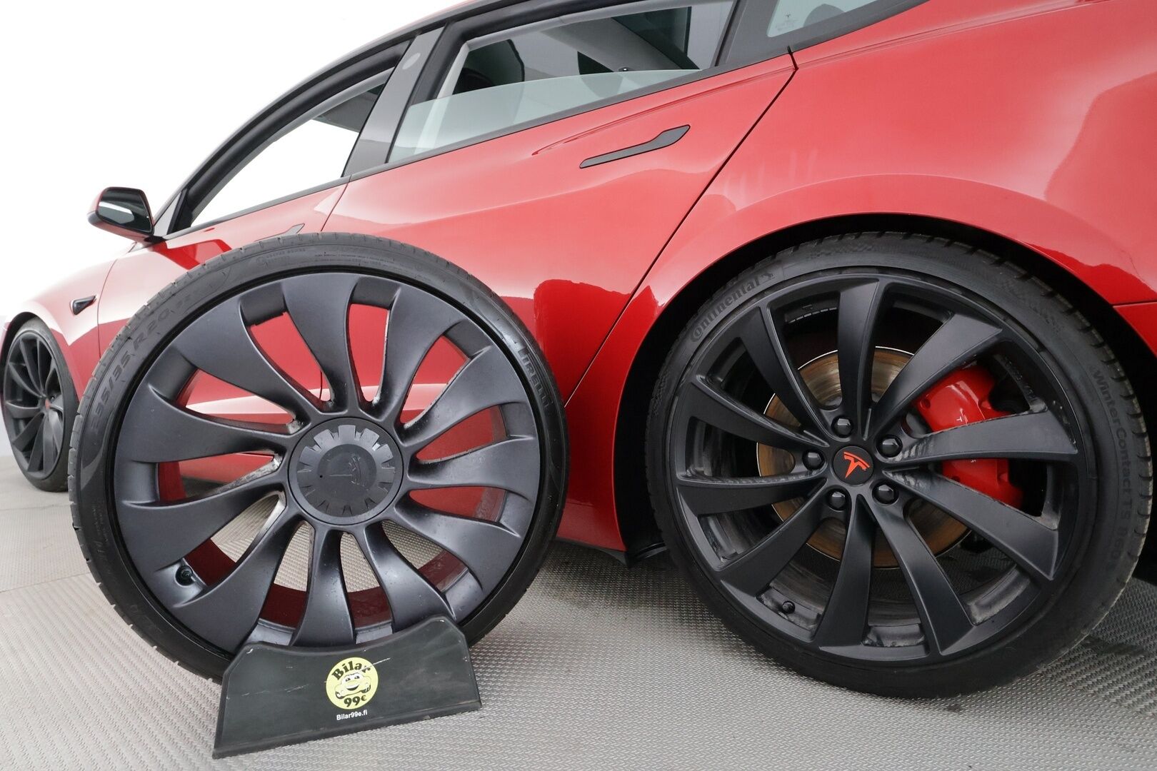 TESLA MODEL 3 2022 Performance Dual Motor * Alusta-sarja / ILP / P.kamera / Matrix LED / Premium Audio / Lasikatto / Mustat nahat * - Kahdet renkaat aluvanteilla