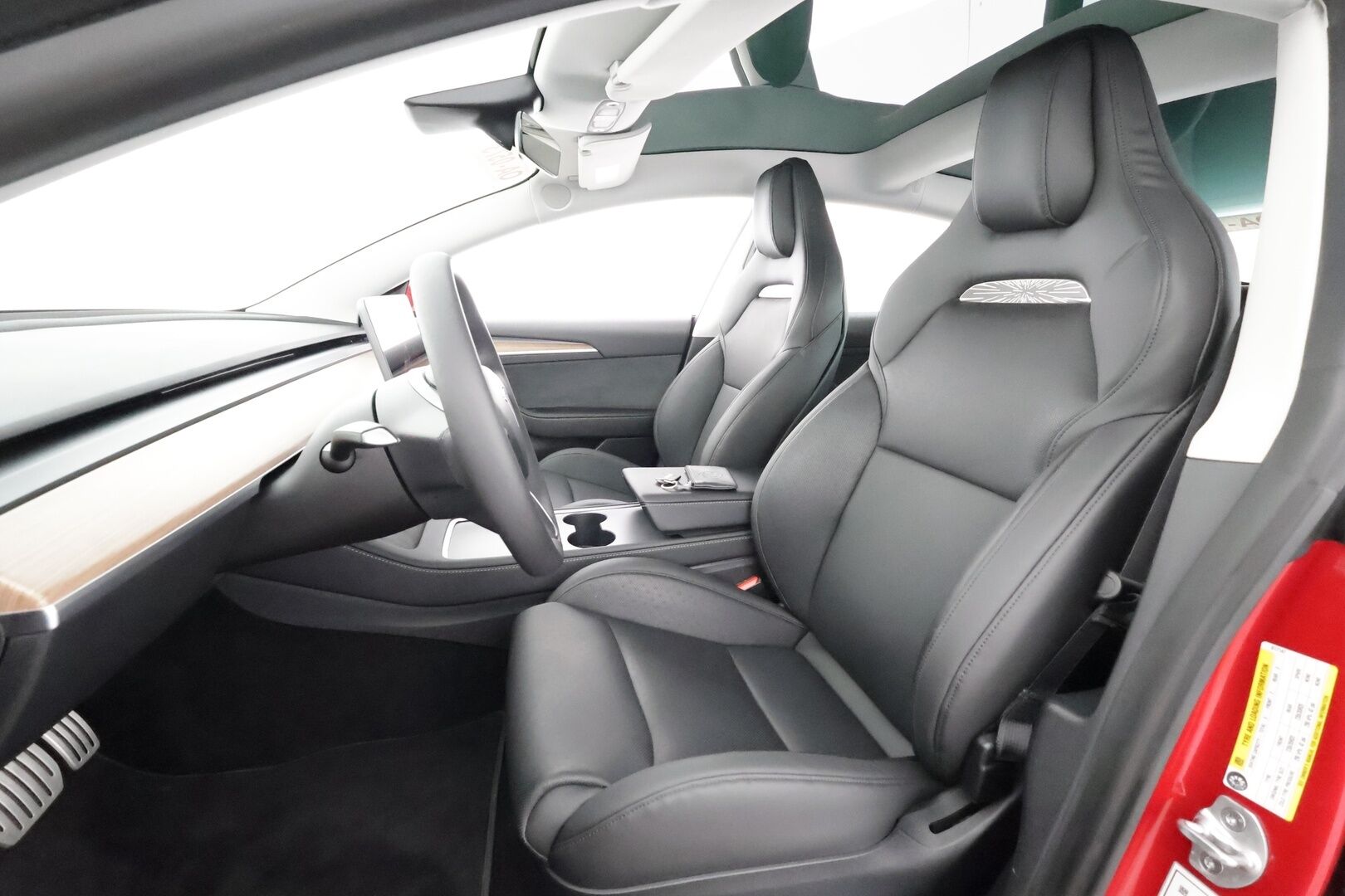 TESLA MODEL 3 2022 Performance Dual Motor * Alusta-sarja / ILP / P.kamera / Matrix LED / Premium Audio / Lasikatto / Mustat nahat * - Kahdet renkaat aluvanteilla