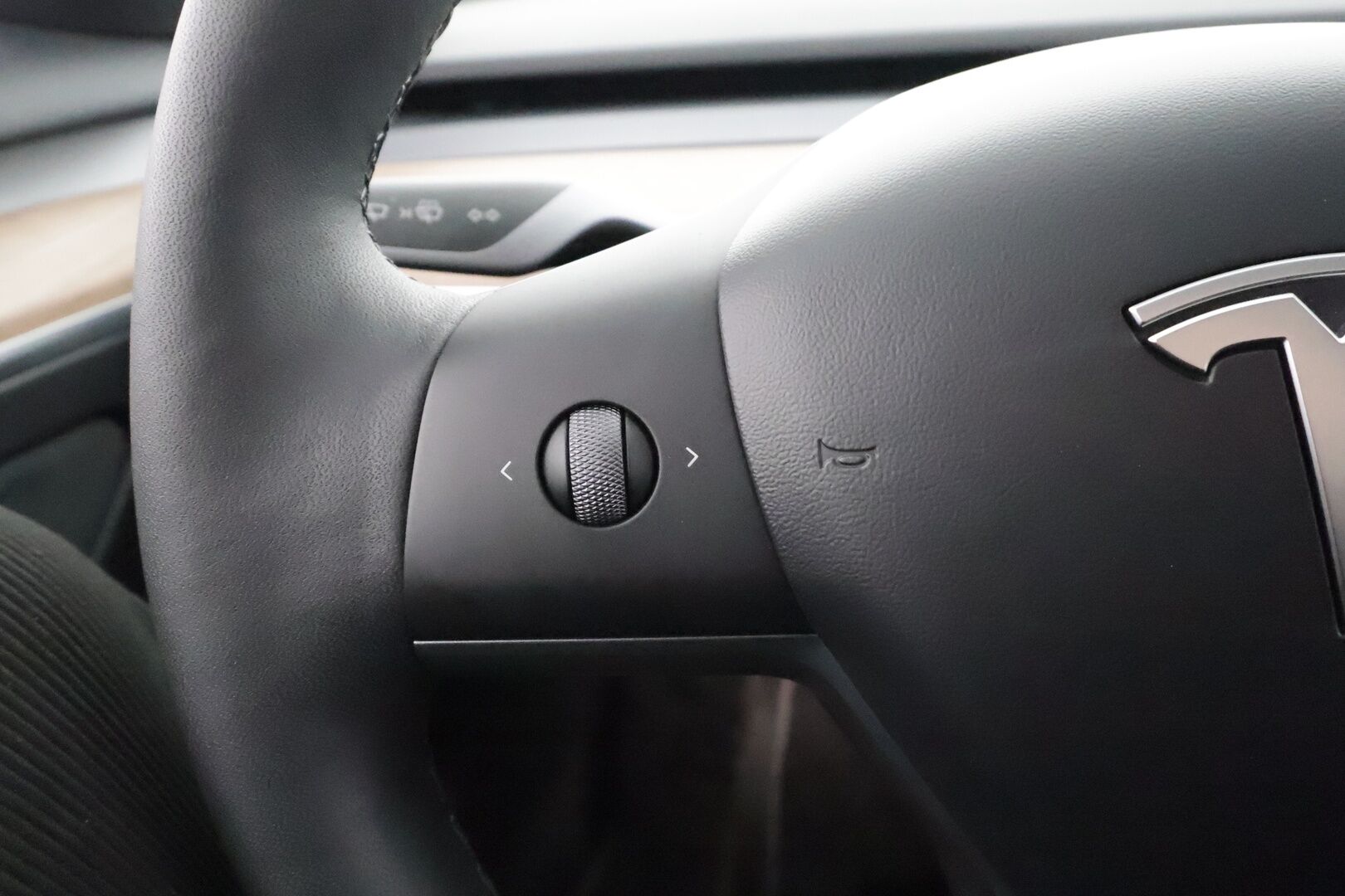 TESLA MODEL 3 2022 Performance Dual Motor * Alusta-sarja / ILP / P.kamera / Matrix LED / Premium Audio / Lasikatto / Mustat nahat * - Kahdet renkaat aluvanteilla