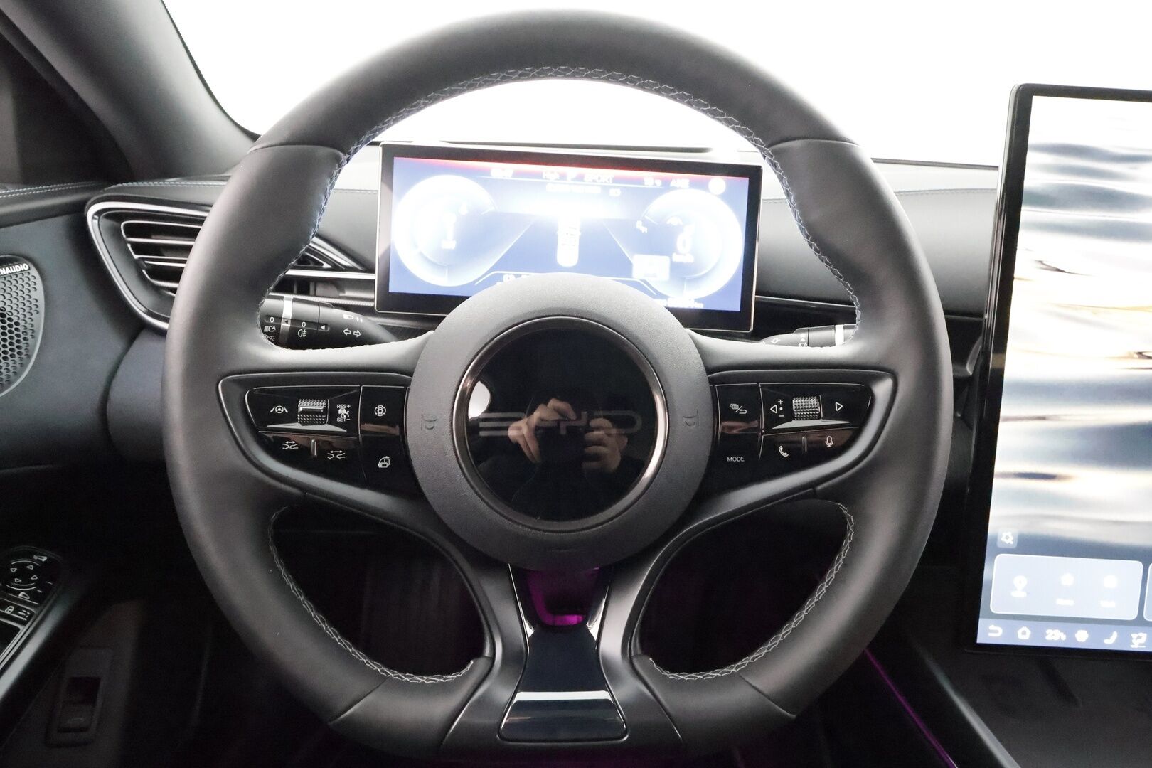 BYD SEAL 2024 Excellence AWD * ACC / 360° / ILP / Dynaudio / HUD / Lasikatto / Ilmastoidut nahat / Keyless / Navi / LED * - Kahdet renkaat aluvanteilla