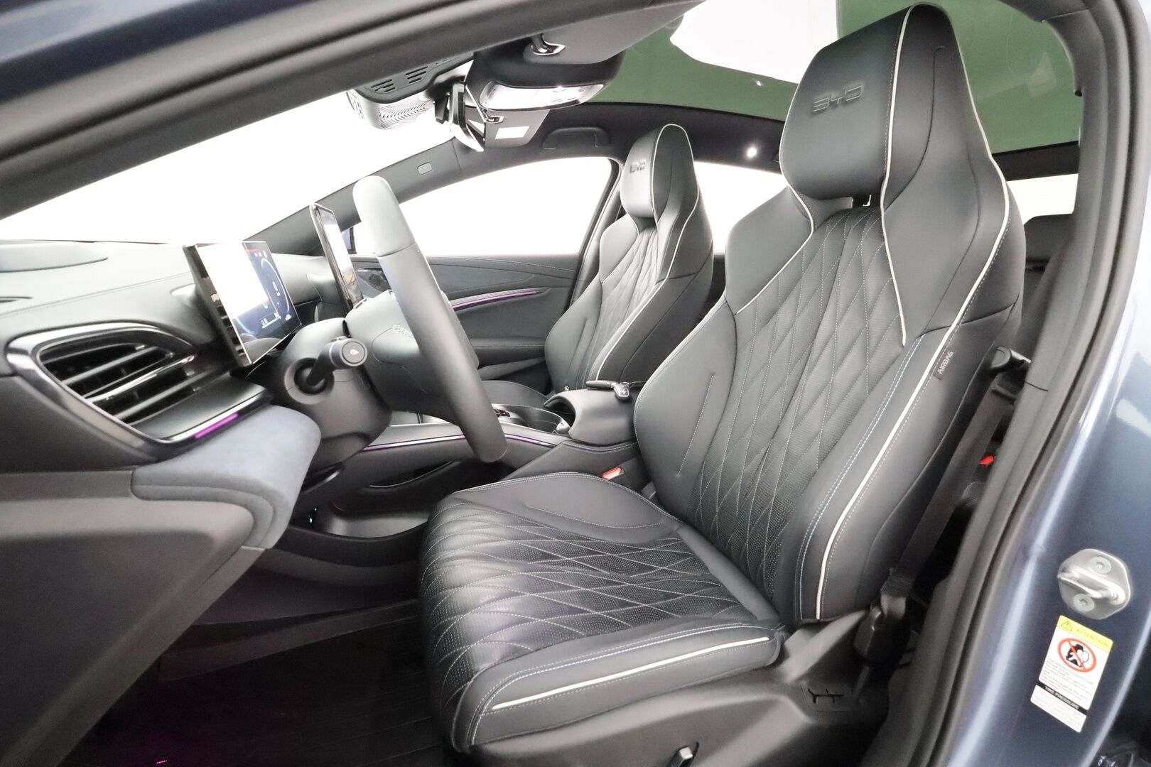 BYD SEAL 2024 Excellence AWD * ACC / 360° / ILP / Dynaudio / HUD / Lasikatto / Ilmastoidut nahat / Keyless / Navi / LED * - Kahdet renkaat aluvanteilla