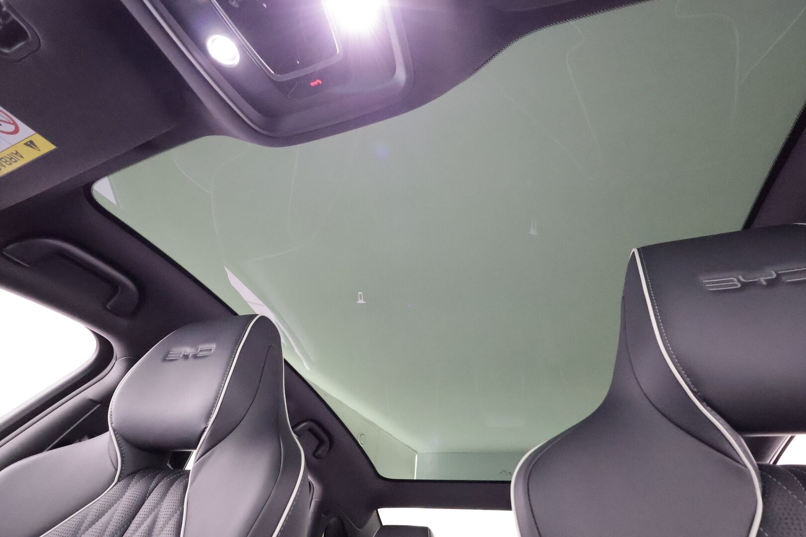 BYD SEAL 2024 Excellence AWD * ACC / 360° / ILP / Dynaudio / HUD / Lasikatto / Ilmastoidut nahat / Keyless / Navi / LED * - Kahdet renkaat aluvanteilla