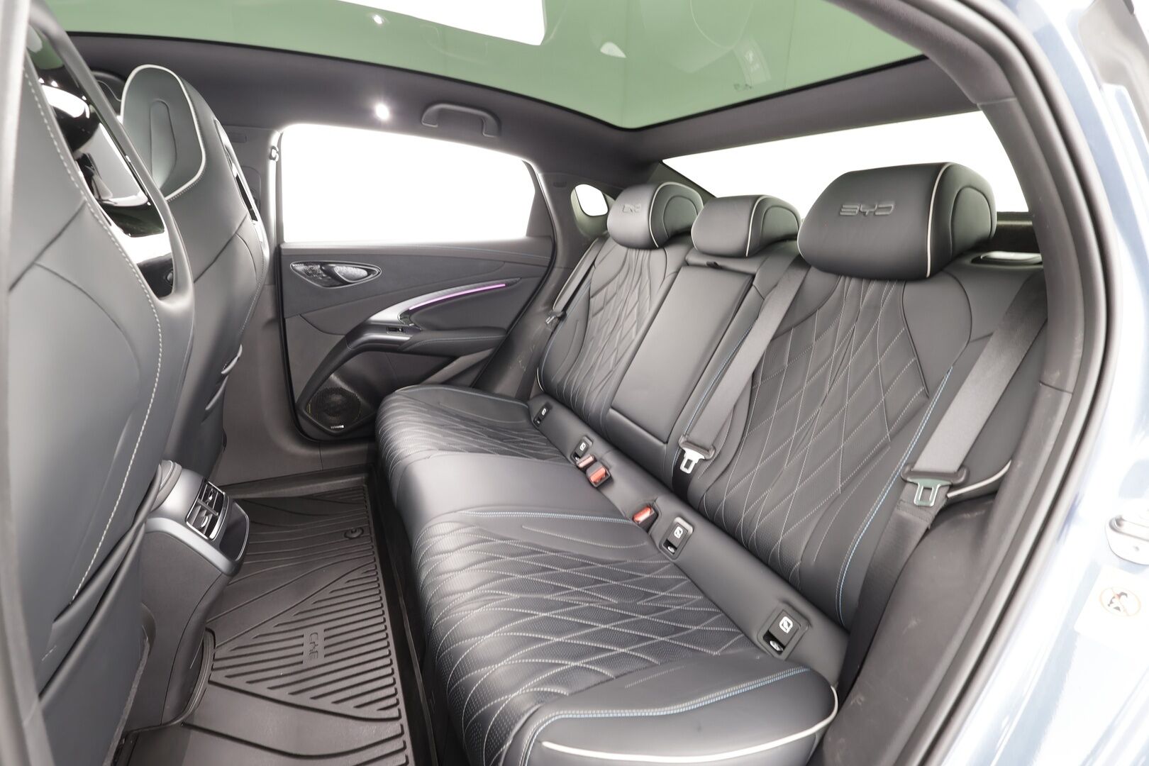 BYD SEAL 2024 Excellence AWD * ACC / 360° / ILP / Dynaudio / HUD / Lasikatto / Ilmastoidut nahat / Keyless / Navi / LED * - Kahdet renkaat aluvanteilla