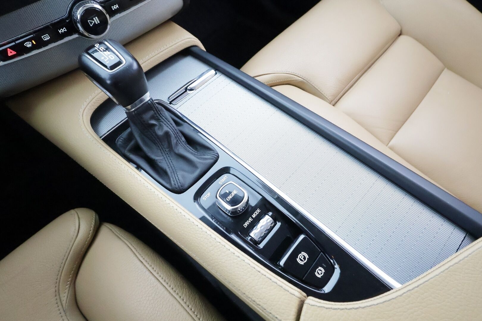 Volvo XC90 2016 D5 AWD Inscription aut 7-P * HUD / Webasto / Koukku / ACC / Full-LED / 360 / Sportnahat Muistilla / Navi / Keyless * - Ei AdBlue / 2x vanteet / Huippuvarusteltu / Viimeisin huolto 1/2026 - HULLUT AVAJAISHULINAT KORKOTARJOUS 3,29 %