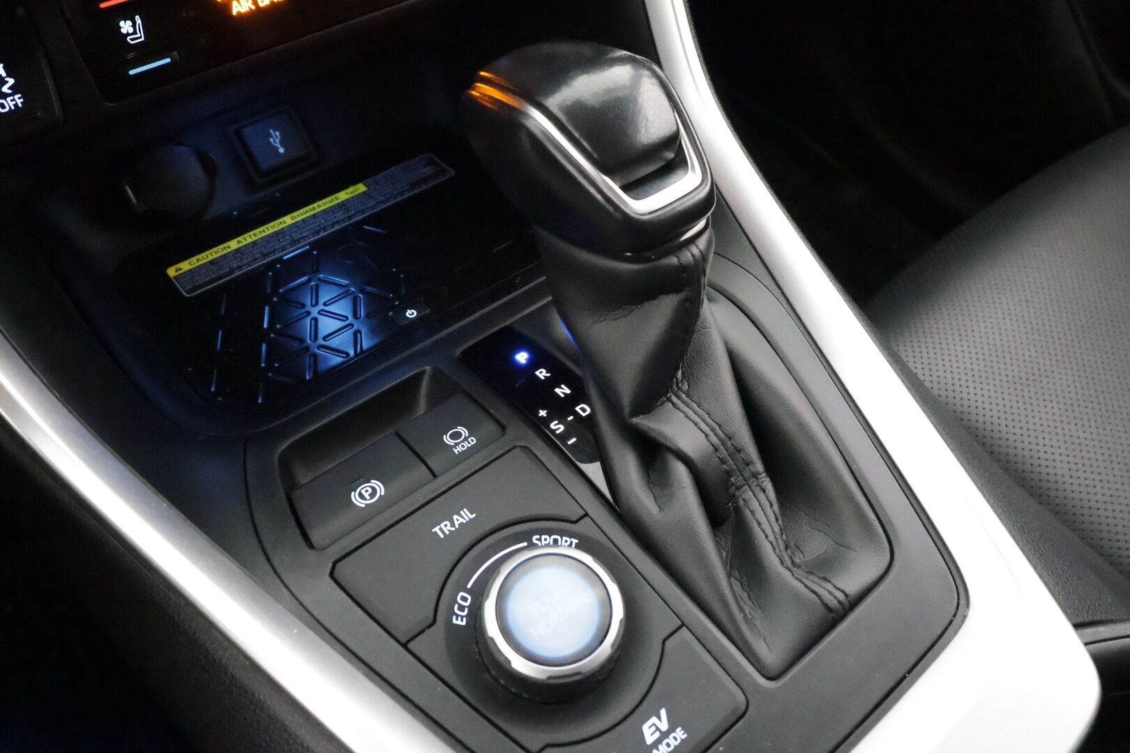 TOYOTA RAV4 2020 2.5 Hybrid AWD-i Premium * Koukku / ACC / LED / 360° / Ilmastoitu Muistipenkki / Kaistavahti / Keyless * - Kahdet renkaat aluvanteilla / Hyvin huollettu! - HULLUT AVAJAISHULINAT KORKOTARJOUS 3,29 %