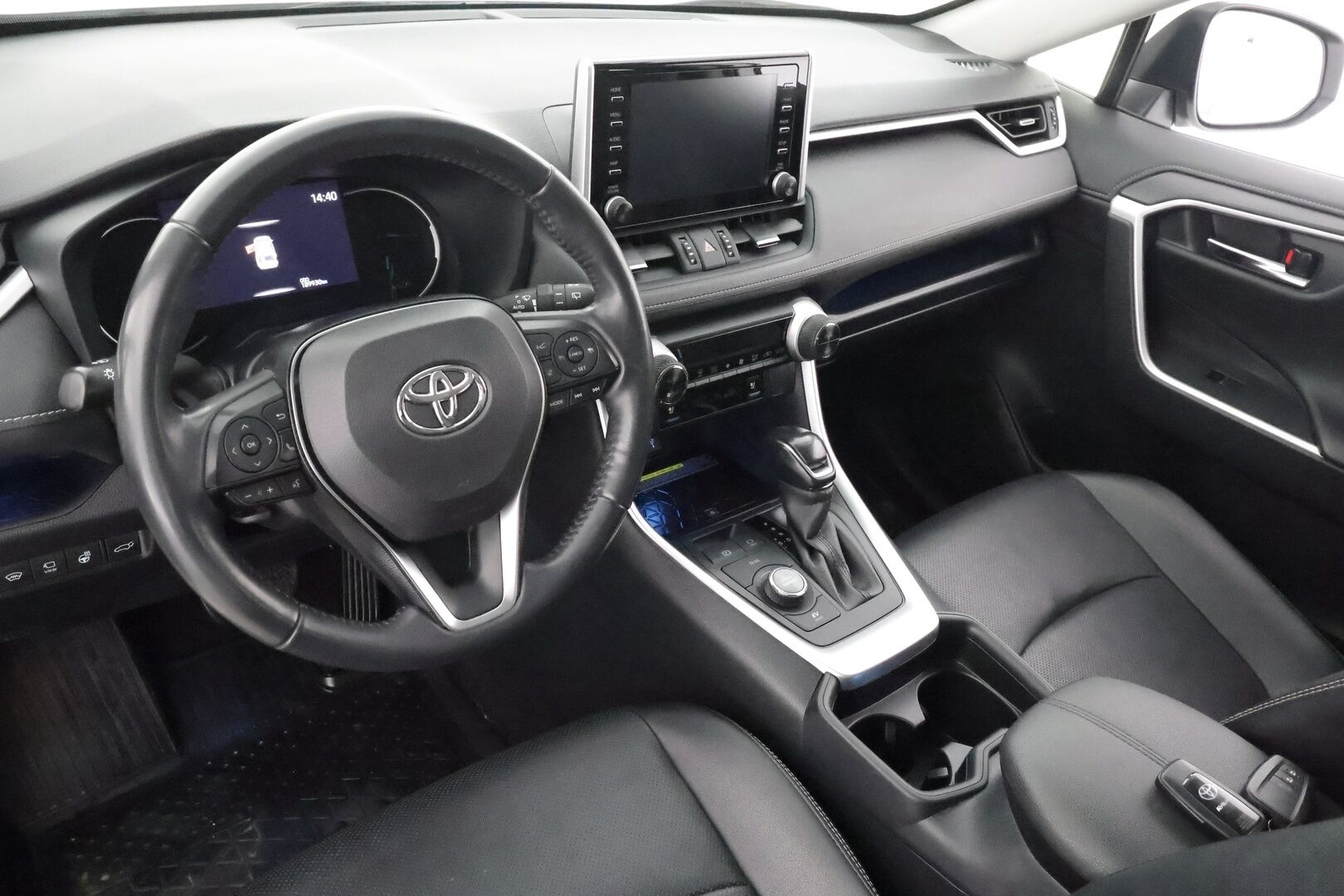 TOYOTA RAV4 2020 2.5 Hybrid AWD-i Premium * Koukku / ACC / LED / 360° / Ilmastoitu Muistipenkki / Kaistavahti / Keyless * - Kahdet renkaat aluvanteilla / Hyvin huollettu! - HULLUT AVAJAISHULINAT KORKOTARJOUS 3,29 %