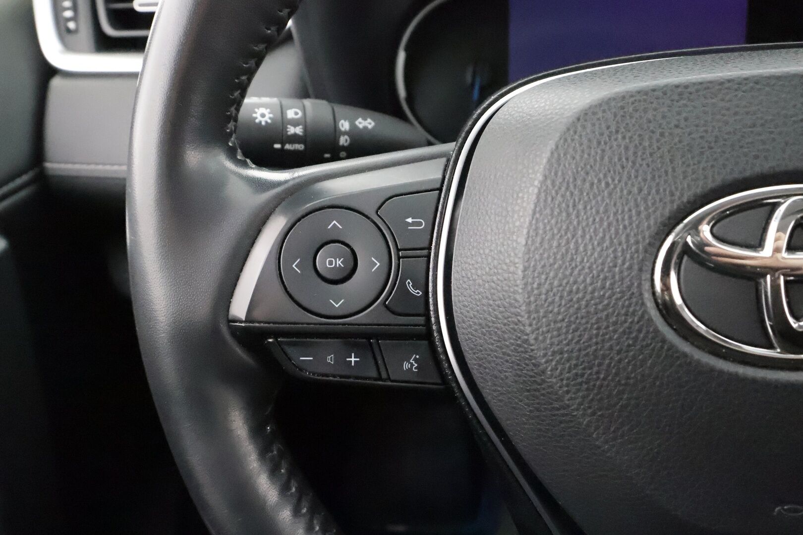 TOYOTA RAV4 2020 2.5 Hybrid AWD-i Premium * Koukku / ACC / LED / 360° / Ilmastoitu Muistipenkki / Kaistavahti / Keyless * - Kahdet renkaat aluvanteilla / Hyvin huollettu! - HULLUT AVAJAISHULINAT KORKOTARJOUS 3,29 %