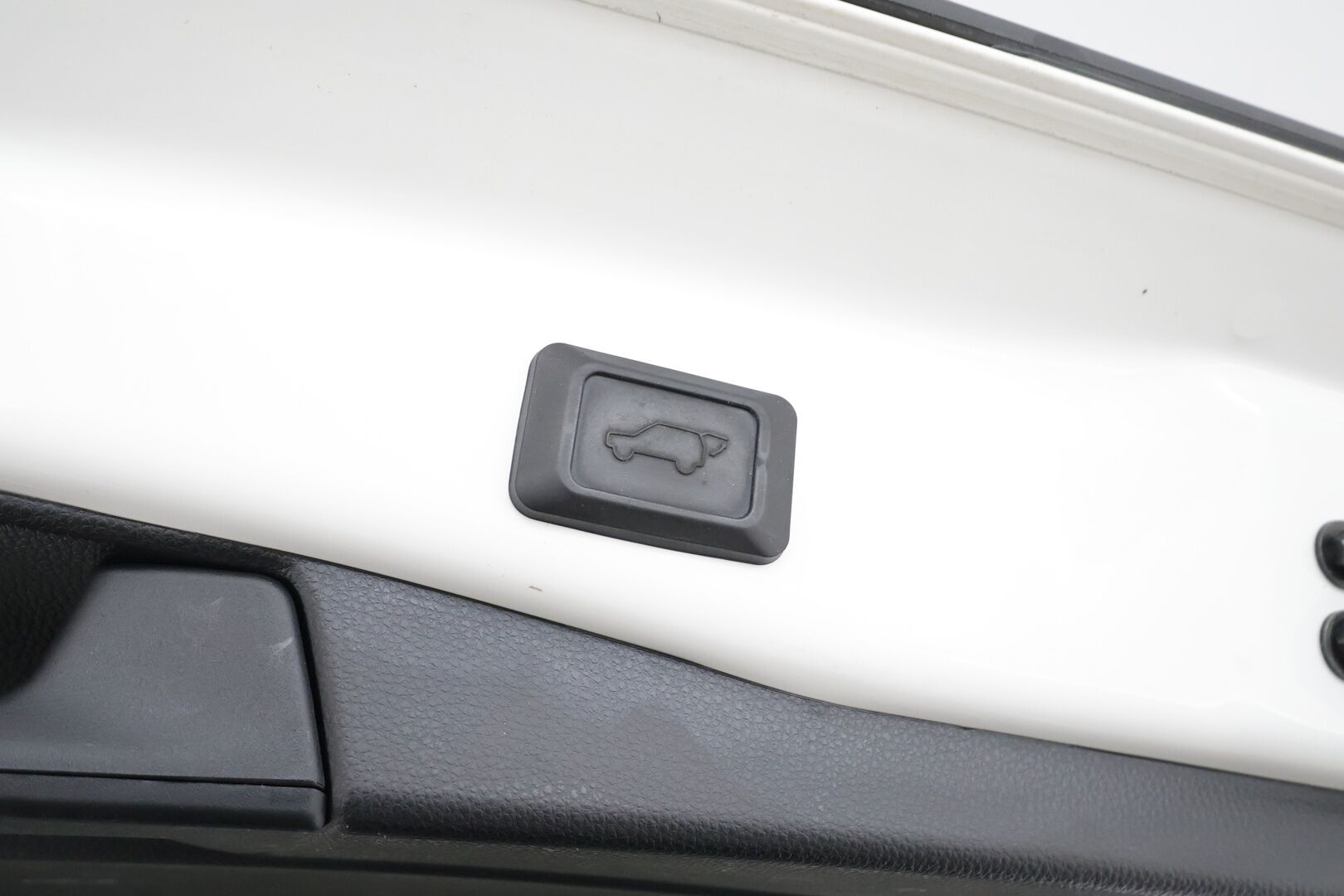 TOYOTA RAV4 2020 2.5 Hybrid AWD-i Premium * Koukku / ACC / LED / 360° / Ilmastoitu Muistipenkki / Kaistavahti / Keyless * - Kahdet renkaat aluvanteilla / Hyvin huollettu! - HULLUT AVAJAISHULINAT KORKOTARJOUS 3,29 %