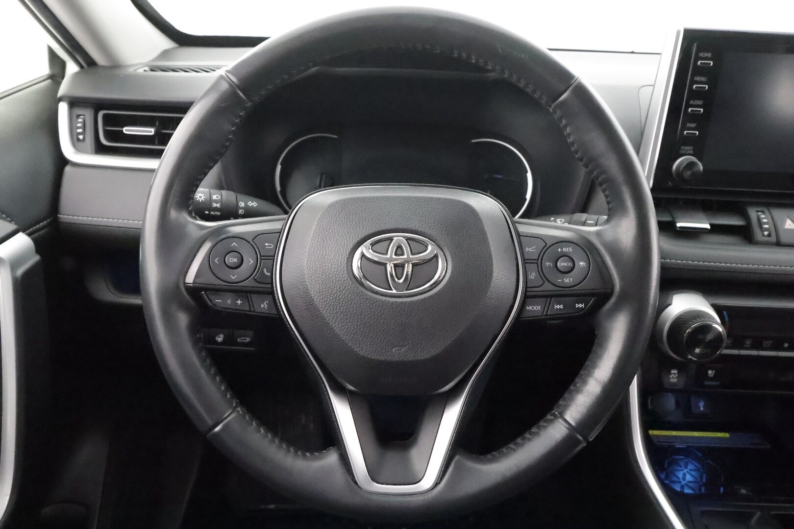 TOYOTA RAV4 2020 2.5 Hybrid AWD-i Premium * Koukku / ACC / LED / 360° / Ilmastoitu Muistipenkki / Kaistavahti / Keyless * - Kahdet renkaat aluvanteilla / Hyvin huollettu! - HULLUT AVAJAISHULINAT KORKOTARJOUS 3,29 %