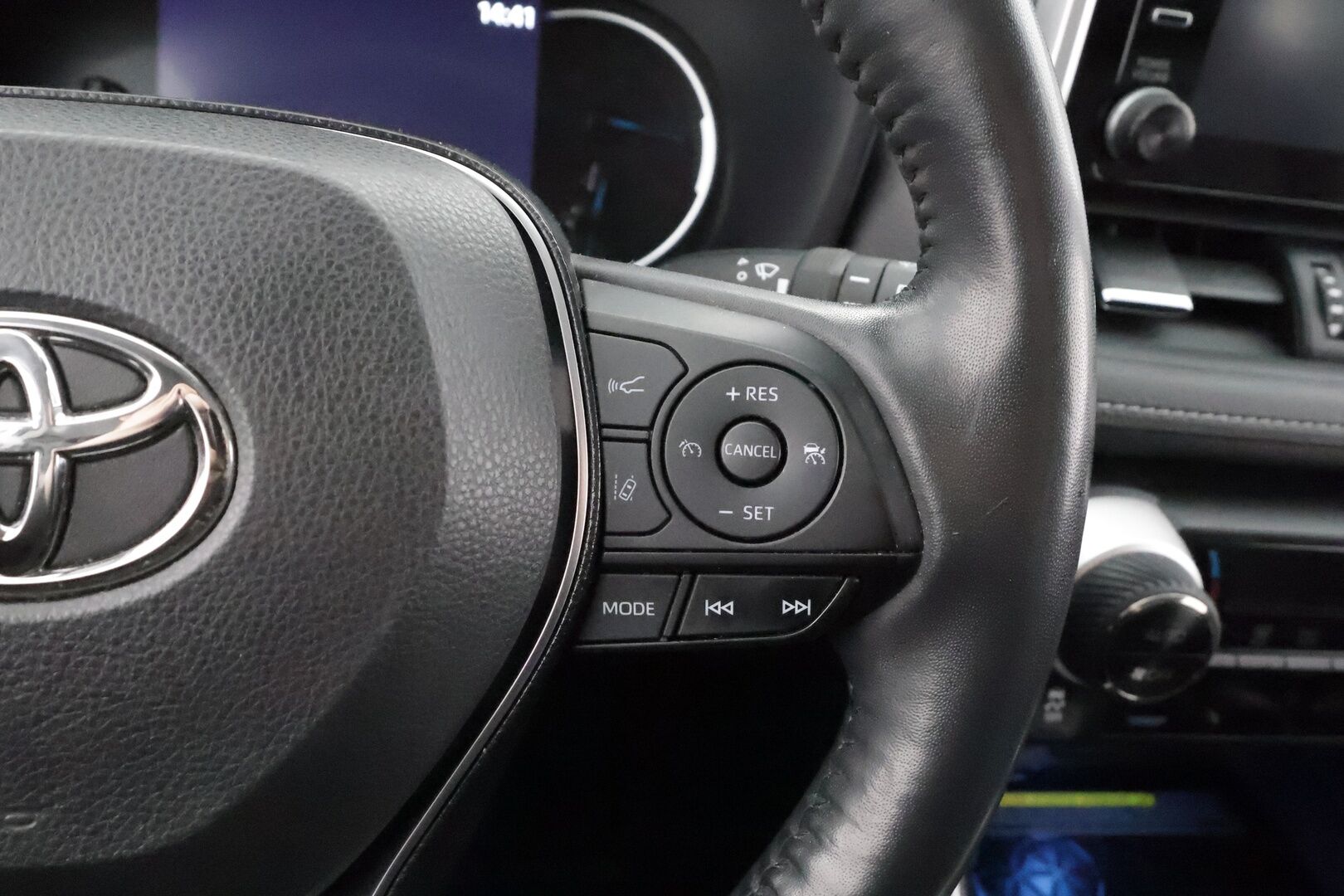 TOYOTA RAV4 2020 2.5 Hybrid AWD-i Premium * Koukku / ACC / LED / 360° / Ilmastoitu Muistipenkki / Kaistavahti / Keyless * - Kahdet renkaat aluvanteilla / Hyvin huollettu! - HULLUT AVAJAISHULINAT KORKOTARJOUS 3,29 %