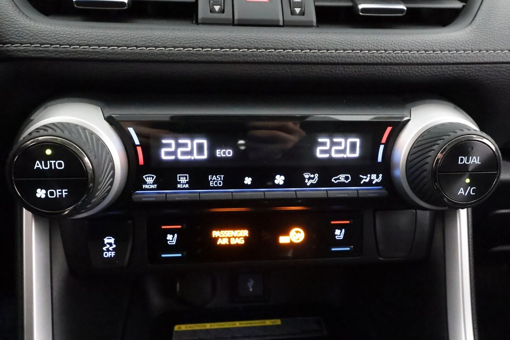 TOYOTA RAV4 2020 2.5 Hybrid AWD-i Premium * Koukku / ACC / LED / 360° / Ilmastoitu Muistipenkki / Kaistavahti / Keyless * - Kahdet renkaat aluvanteilla / Hyvin huollettu! - HULLUT AVAJAISHULINAT KORKOTARJOUS 3,29 %