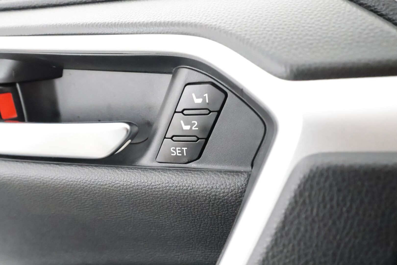 TOYOTA RAV4 2020 2.5 Hybrid AWD-i Premium * Koukku / ACC / LED / 360° / Ilmastoitu Muistipenkki / Kaistavahti / Keyless * - Kahdet renkaat aluvanteilla / Hyvin huollettu! - HULLUT AVAJAISHULINAT KORKOTARJOUS 3,29 %