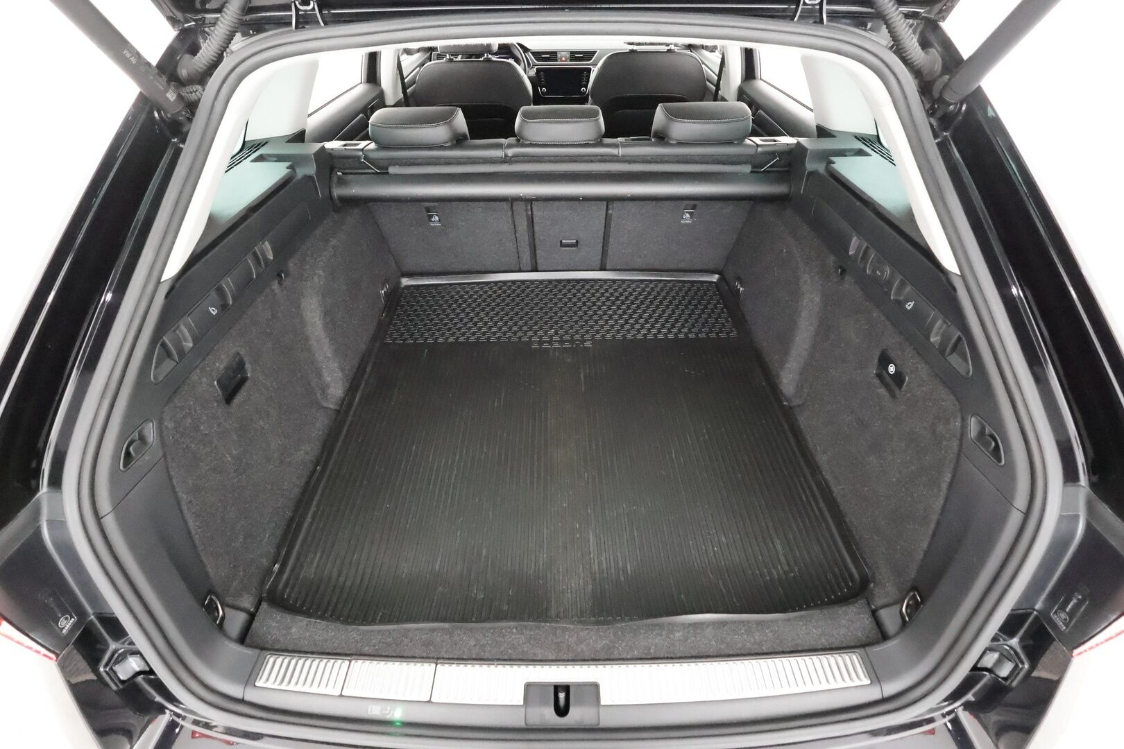 SKODA SUPERB 2021 Combi 1,5 TSI ACT Style * Webasto / Koukku / ACC / Matrix-LED / Canton / Muistipenkki / Kaistavahti / Keyless * - Kahdet renkaat aluvanteilla / Hyvin huollettu - HULLUT AVAJAISHULINAT KORKOTARJOUS 3,29 %