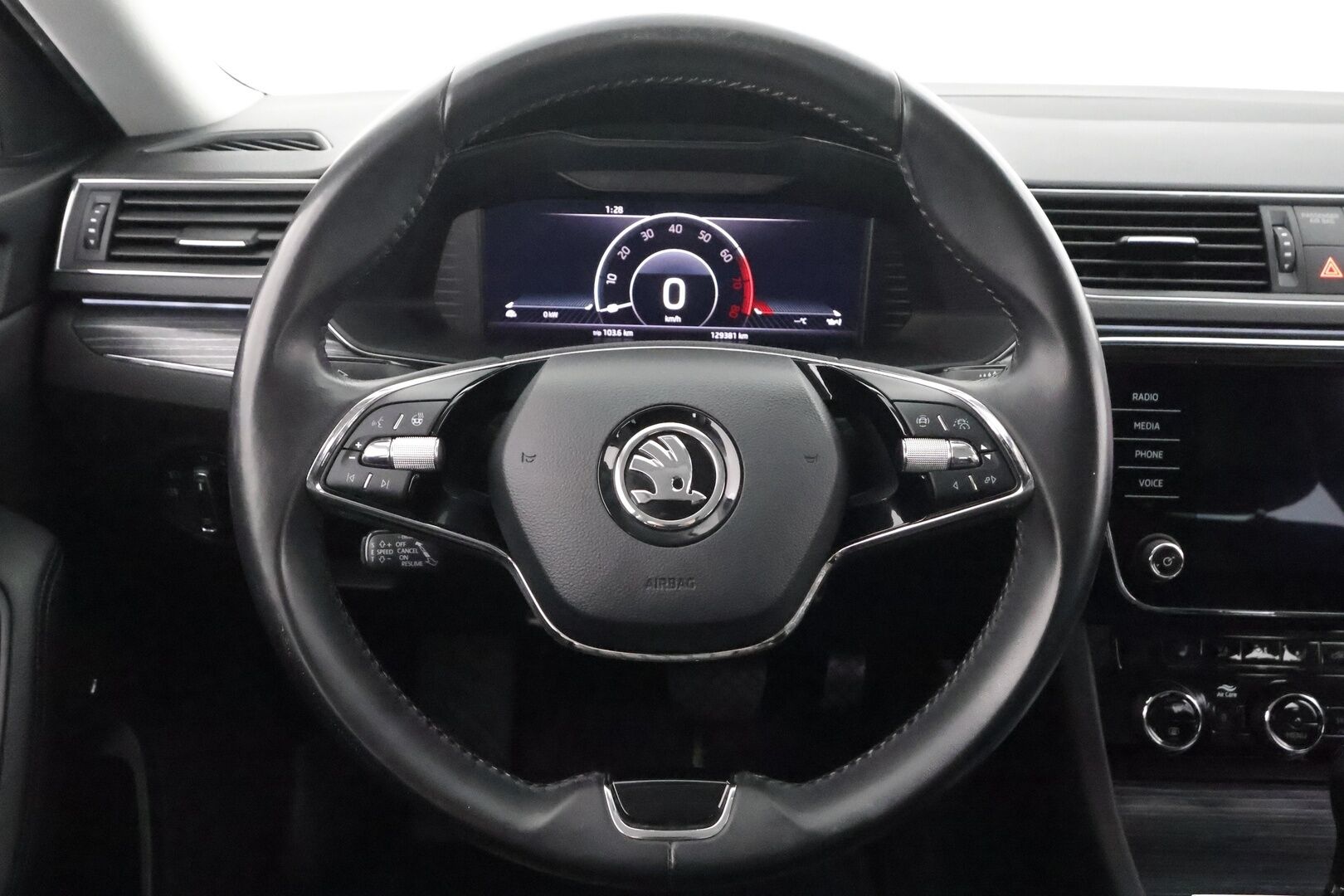 SKODA SUPERB 2021 Combi 1,5 TSI ACT Style * Webasto / Koukku / ACC / Matrix-LED / Canton / Muistipenkki / Kaistavahti / Keyless * - Kahdet renkaat aluvanteilla / Hyvin huollettu - HULLUT AVAJAISHULINAT KORKOTARJOUS 3,29 %