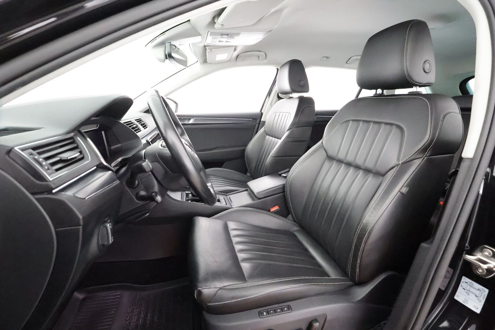 SKODA SUPERB 2021 Combi 1,5 TSI ACT Style * Webasto / Koukku / ACC / Matrix-LED / Canton / Muistipenkki / Kaistavahti / Keyless * - Kahdet renkaat aluvanteilla / Hyvin huollettu - HULLUT AVAJAISHULINAT KORKOTARJOUS 3,29 %