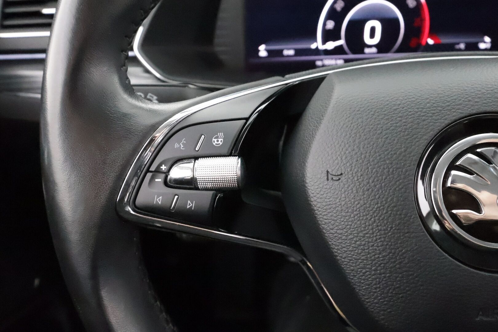 SKODA SUPERB 2021 Combi 1,5 TSI ACT Style * Webasto / Koukku / ACC / Matrix-LED / Canton / Muistipenkki / Kaistavahti / Keyless * - Kahdet renkaat aluvanteilla / Hyvin huollettu - HULLUT AVAJAISHULINAT KORKOTARJOUS 3,29 %