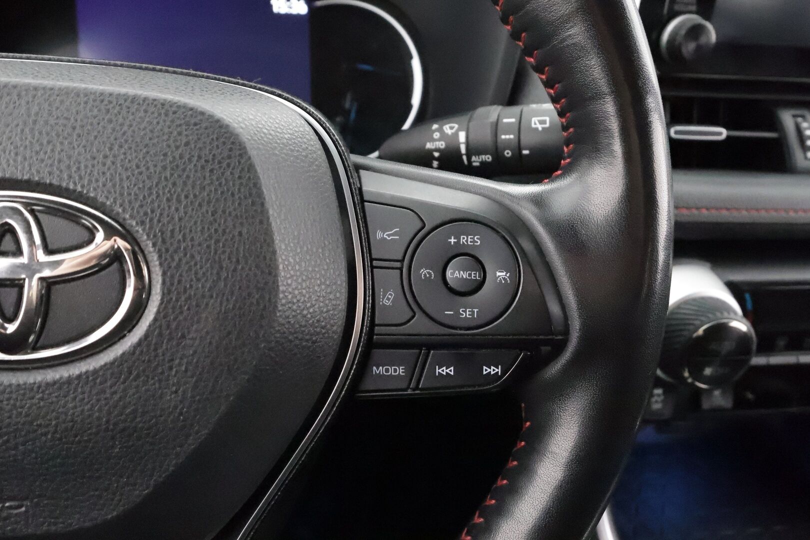 TOYOTA RAV4 PLUG-IN 2021 2.5 Hybrid AWD-i Active * ACC / LED / P.Kamera / Sähköpenkki / Kaistavahti / Keyless * - Kahdet renkaat aluvanteilla - HULLUT AVAJAISHULINAT KORKOTARJOUS 3,29 %