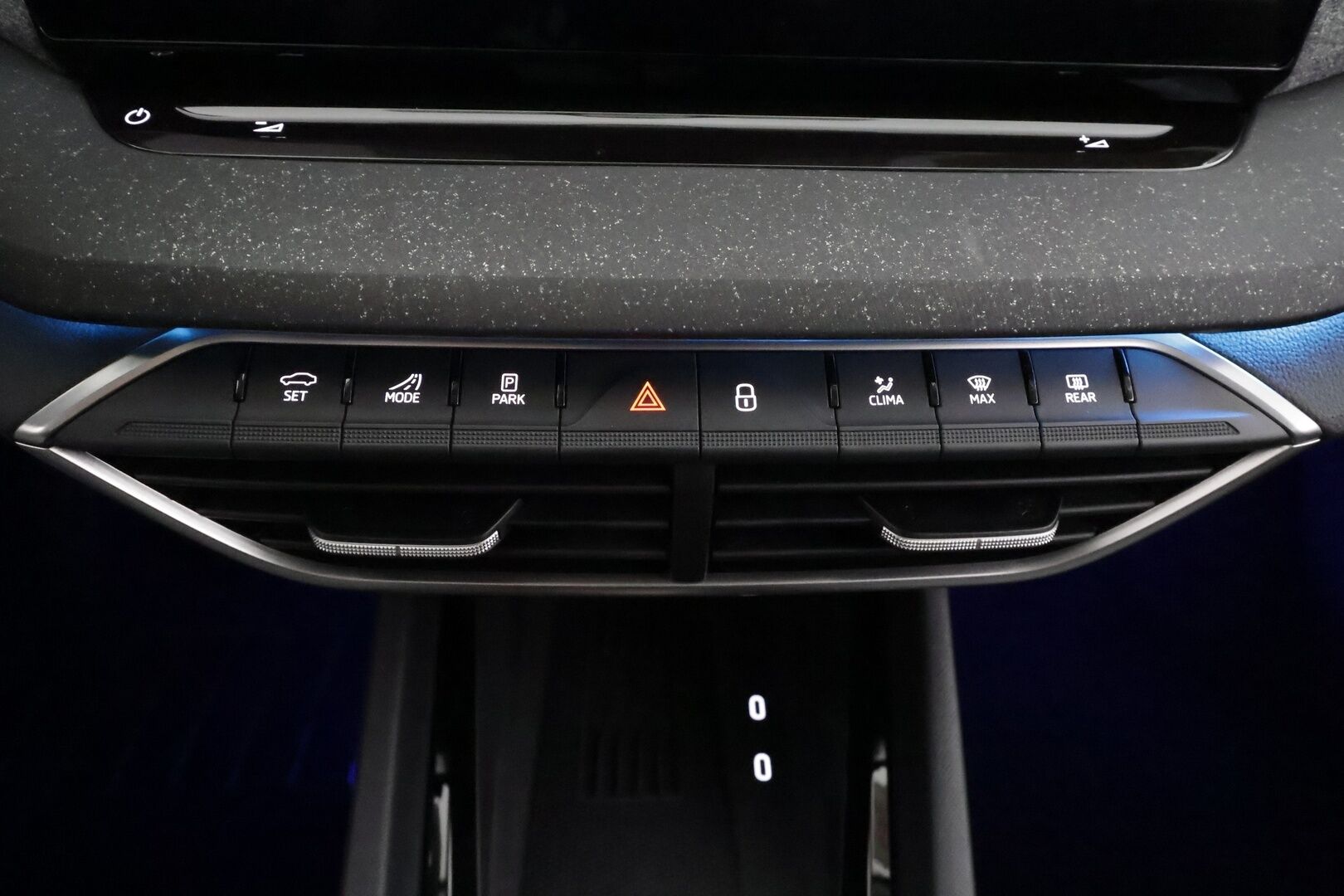 SKODA OCTAVIA 2025 Combi 2.0 TDI 150 Tour DSG * Webasto / Koukku / ACC / Matrix-LED / 360 / Muistipenkit / Navi / Keyless * - Merkkihuollettu