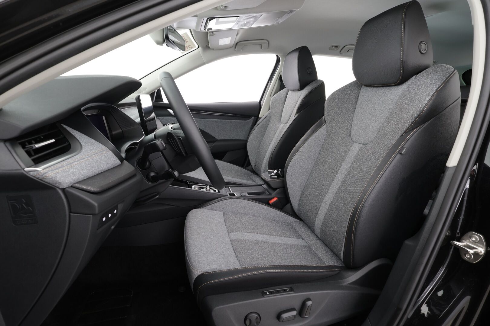 SKODA OCTAVIA 2025 Combi 2.0 TDI 150 Tour DSG * Webasto / Koukku / ACC / Matrix-LED / 360 / Muistipenkit / Navi / Keyless * - Merkkihuollettu