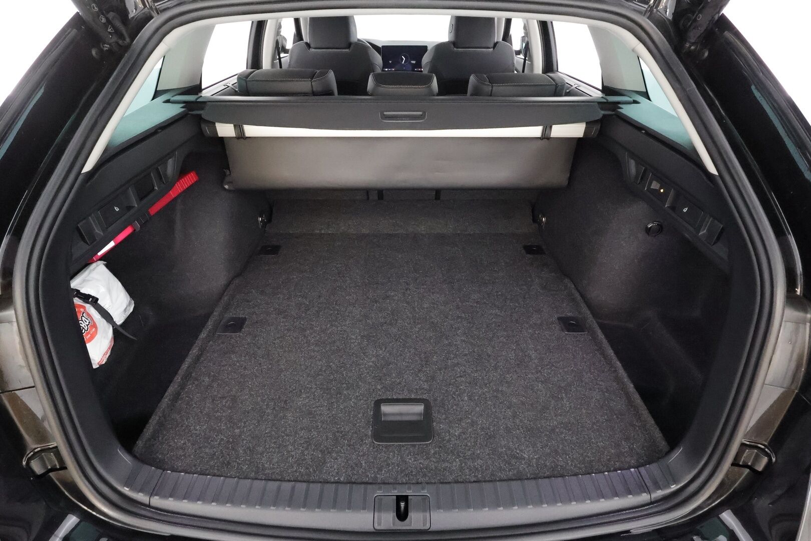 SKODA OCTAVIA 2025 Combi 2.0 TDI 150 Tour DSG * Webasto / Koukku / ACC / Matrix-LED / 360 / Muistipenkit / Navi / Keyless * - Merkkihuollettu