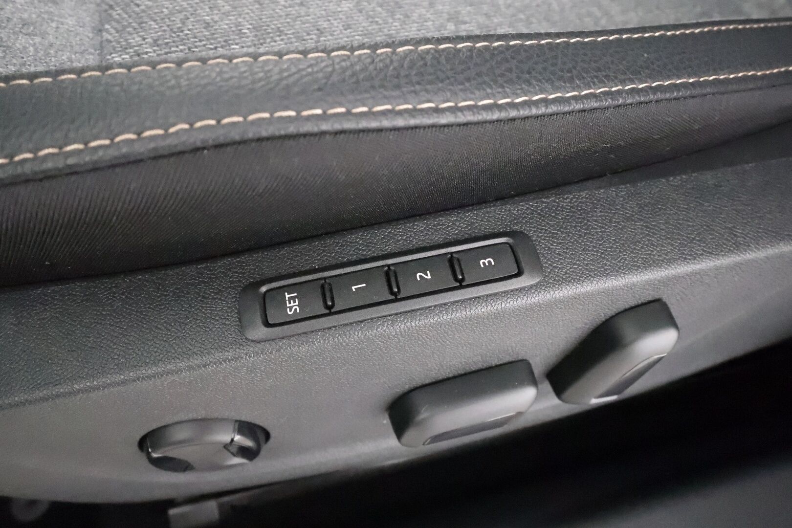 SKODA OCTAVIA 2025 Combi 2.0 TDI 150 Tour DSG - Webasto | Koukku | ACC | Matrix-LED | 360 | Muistipenkit | Navi | Keyless | Merkkihuollettu | ALV | Facelift
