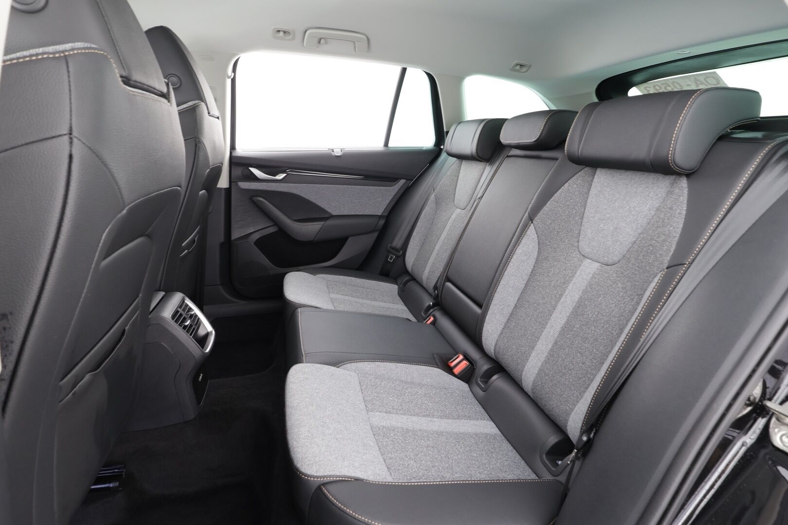SKODA OCTAVIA 2025 Combi 2.0 TDI 150 Tour DSG - Webasto | Koukku | ACC | Matrix-LED | 360 | Muistipenkit | Navi | Keyless | Merkkihuollettu | ALV | Facelift