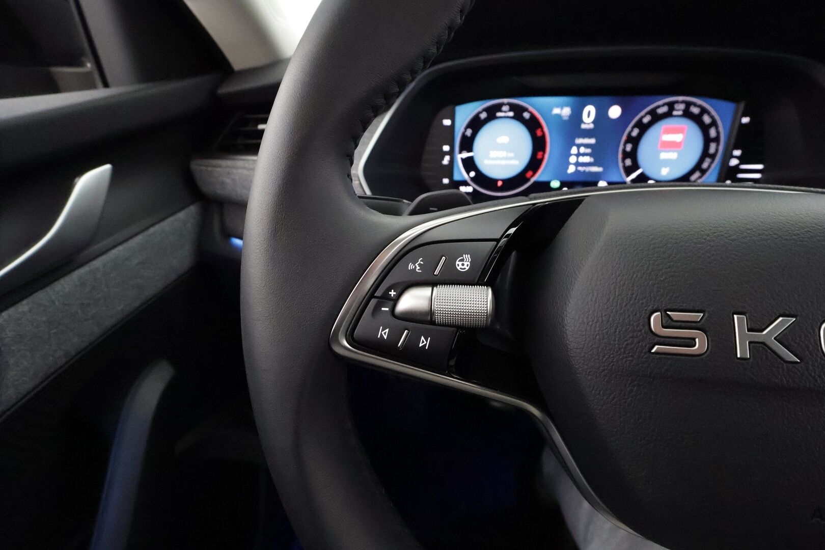 SKODA OCTAVIA 2025 Combi 2.0 TDI 150 Tour DSG * Webasto / Koukku / ACC / Matrix-LED / 360 / Muistipenkit / Navi / Keyless * - Merkkihuollettu