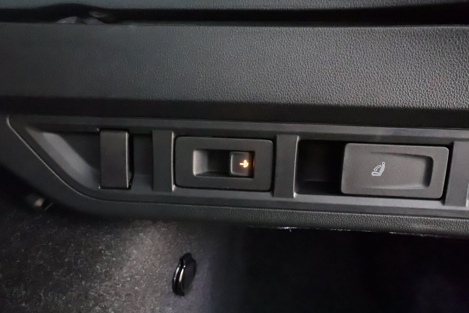 SKODA OCTAVIA 2025 Combi 2.0 TDI 150 Tour DSG * Webasto / Koukku / ACC / Matrix-LED / 360 / Muistipenkit / Navi / Keyless * - Merkkihuollettu