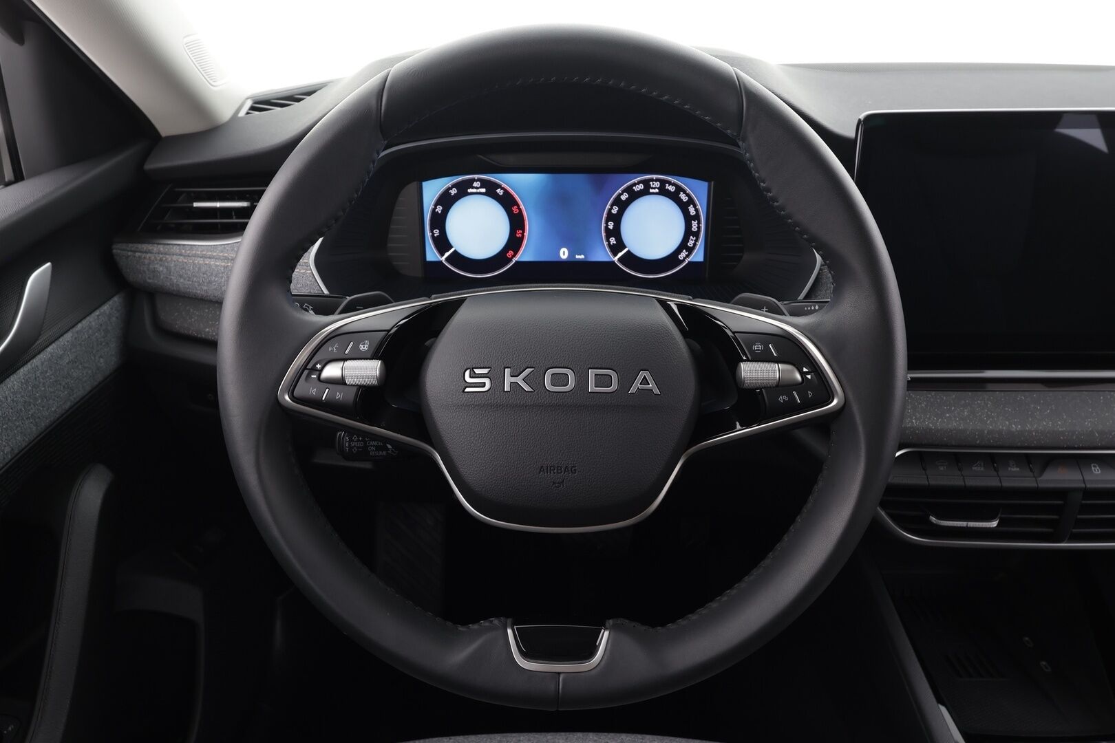 SKODA OCTAVIA 2025 Combi 2.0 TDI 150 Tour DSG * Webasto / Koukku / ACC / Matrix-LED / 360 / Muistipenkit / Navi / Keyless * - Merkkihuollettu