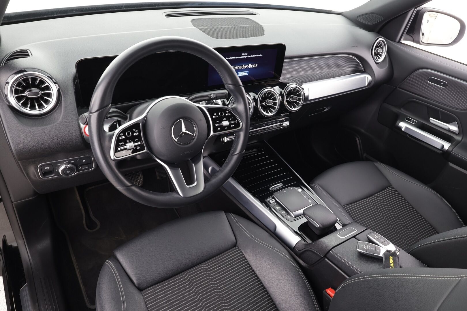 MERCEDES-BENZ EQB 2023 300 4MATIC Business - Widescreen | Distronic | LED | P.kamera | Sportpenkki | Navi | Kaistavahti | Katveavustin