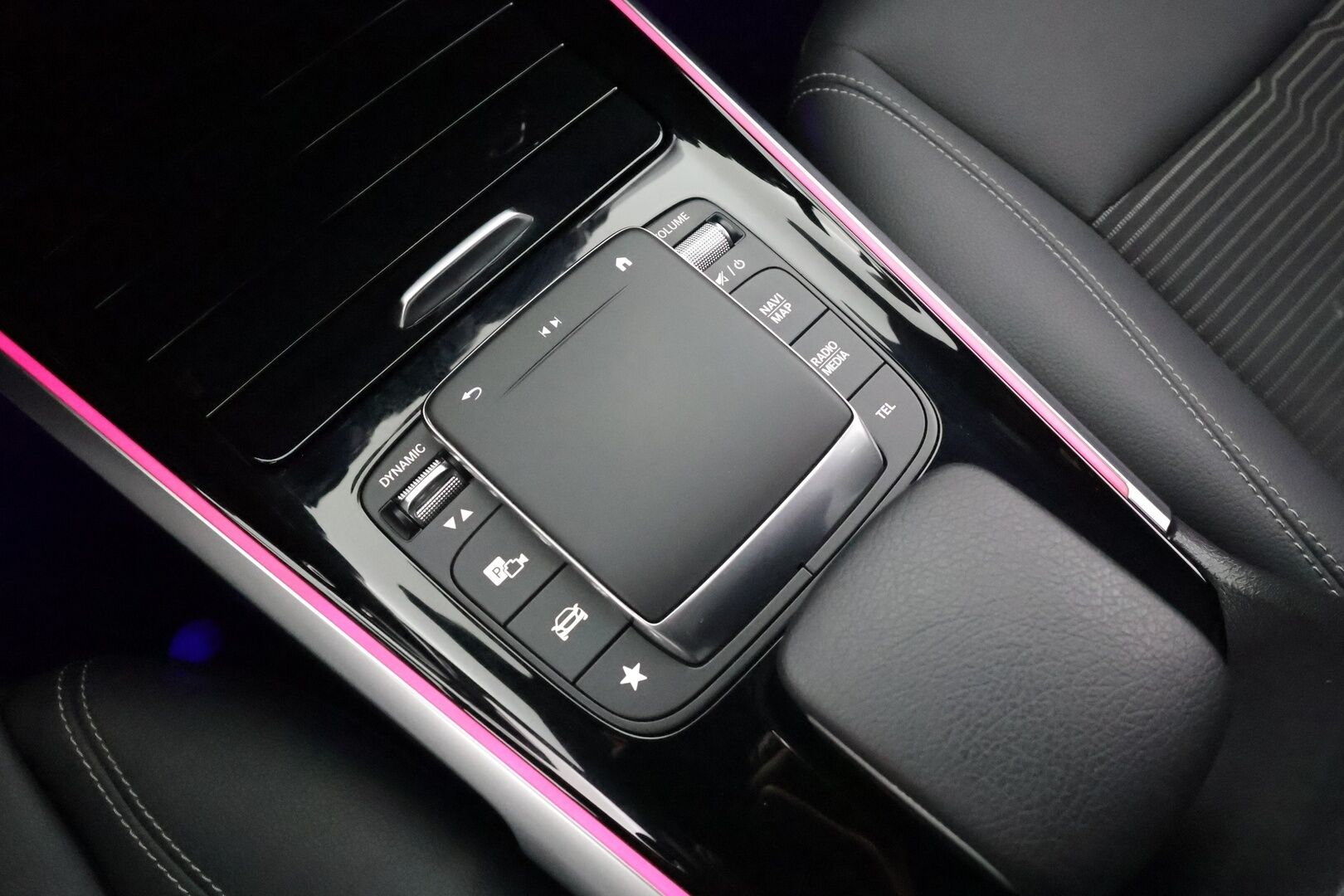 MERCEDES-BENZ EQB 2023 300 4MATIC Business - Widescreen | Distronic | LED | P.kamera | Sportpenkki | Navi | Kaistavahti | Katveavustin