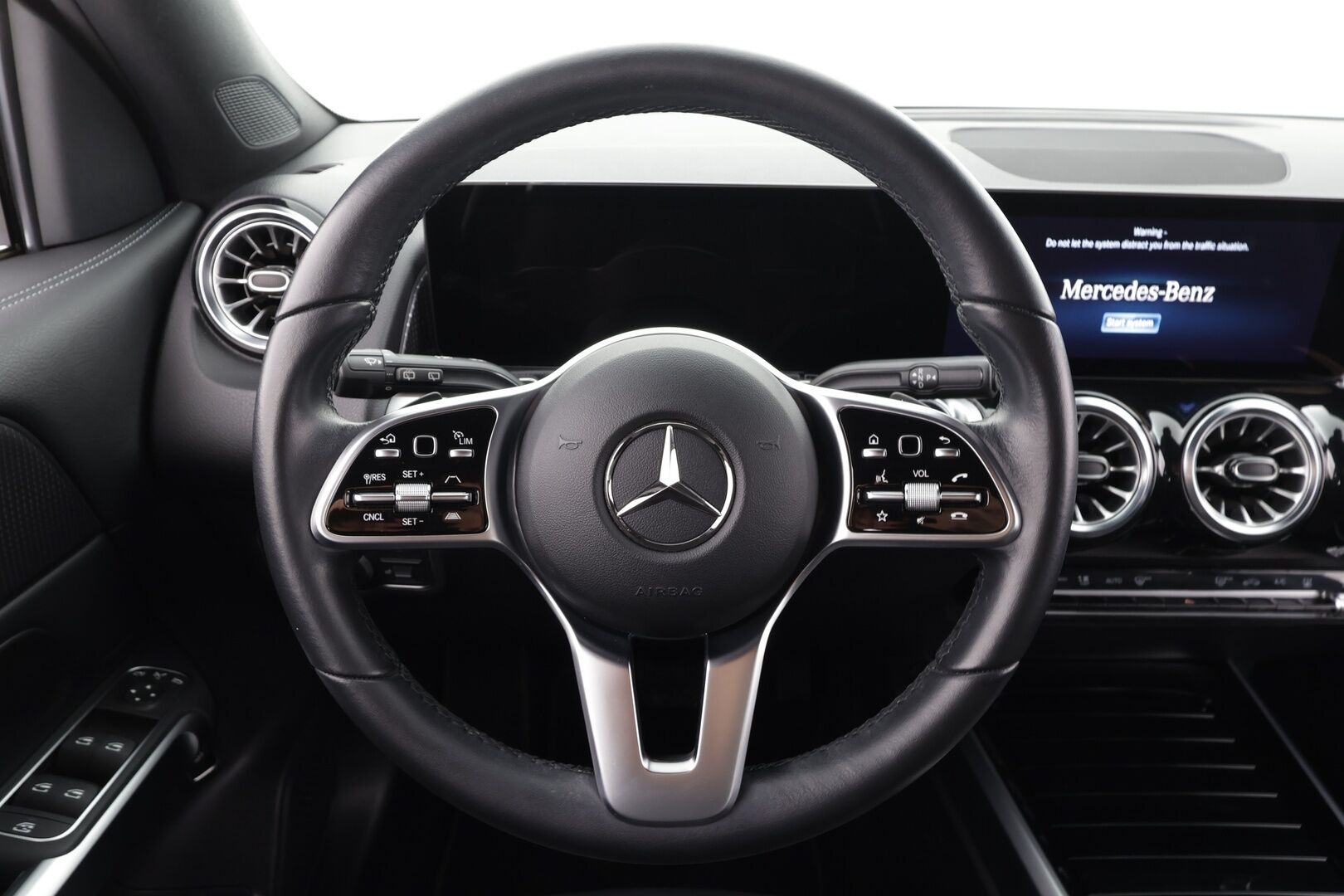 MERCEDES-BENZ EQB 2023 300 4MATIC Business - Widescreen | Distronic | LED | P.kamera | Sportpenkki | Navi | Kaistavahti | Katveavustin